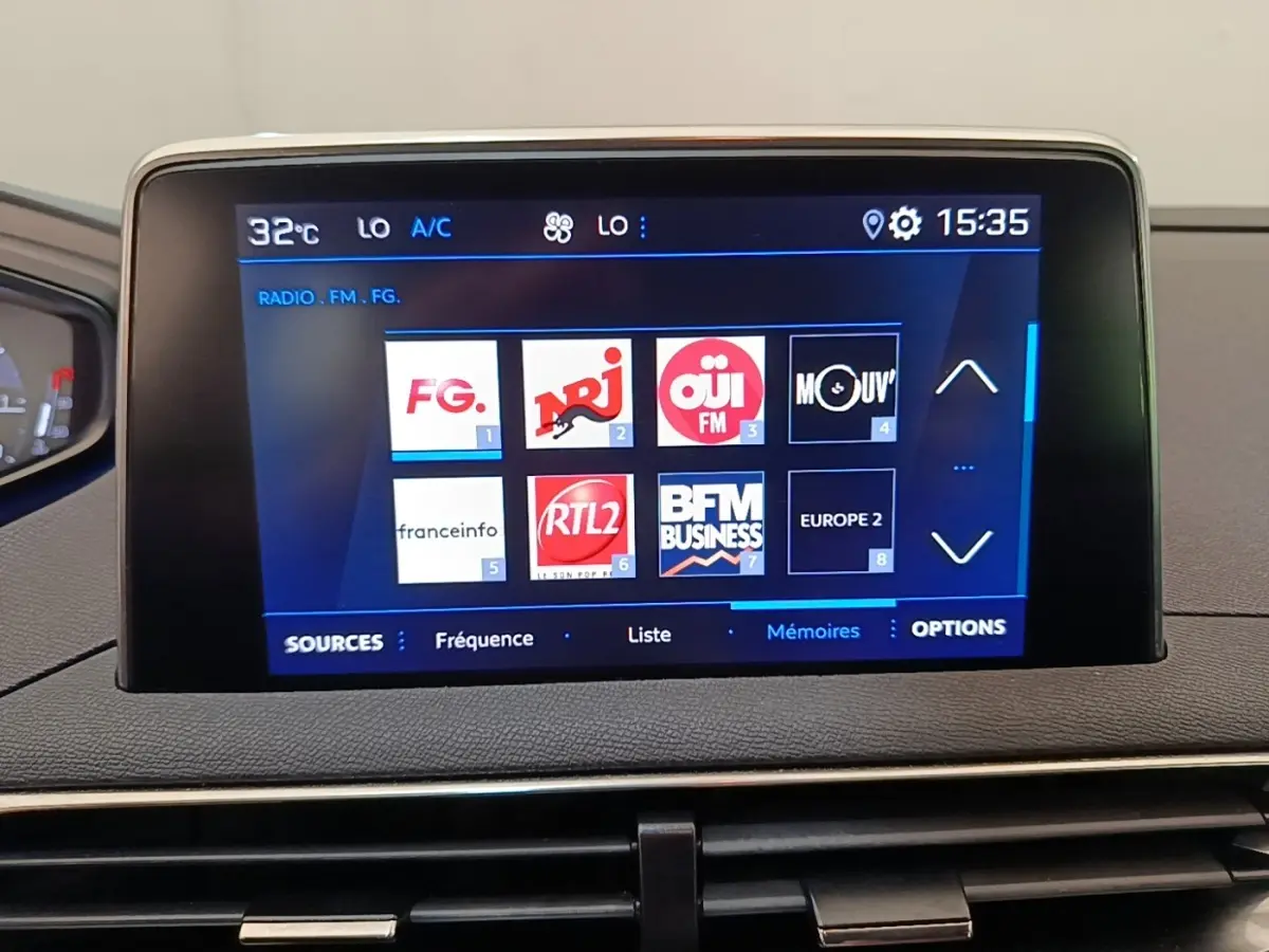 Écran tactile central affichant les stations radio dans l'habitacle du Peugeot 3008 noir, vue de face.