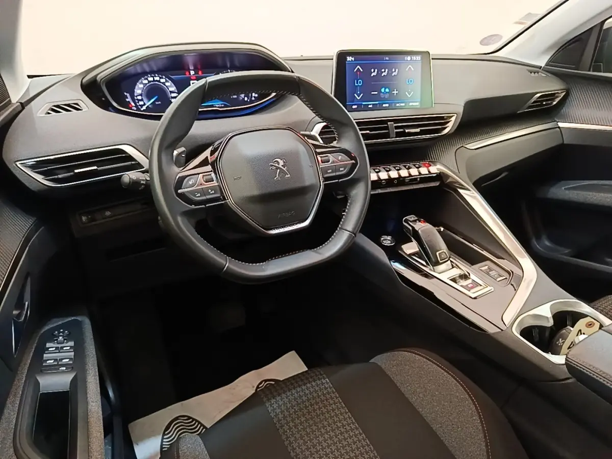 Intérieur noir du Peugeot 3008 2022 vu côté conducteur, avec tableau de bord numérique et écran tactile central.