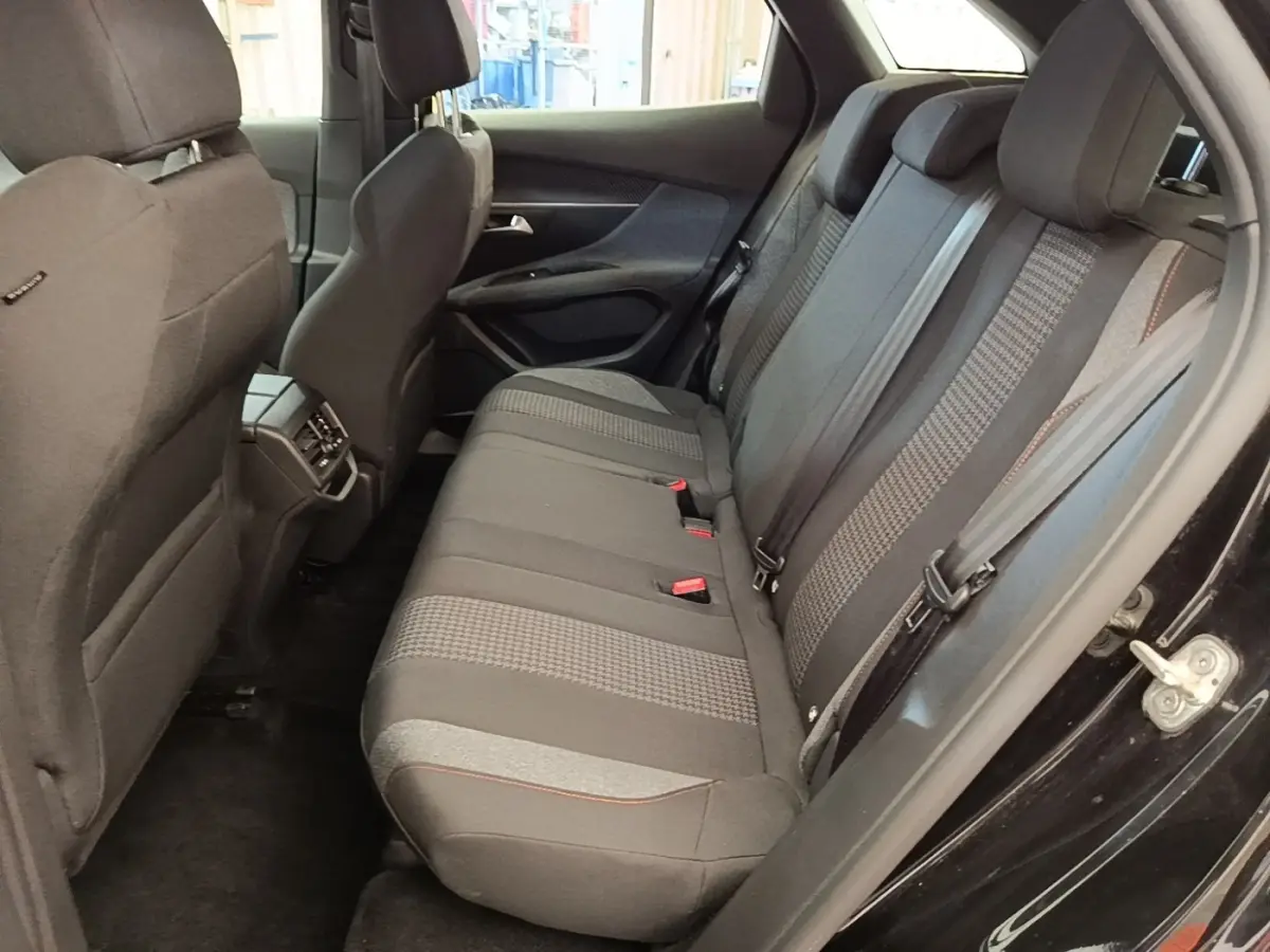 Vue intérieure côté droit sur la banquette arrière noire du Peugeot 3008 2022 avec ceinture et appuie-têtes visibles.