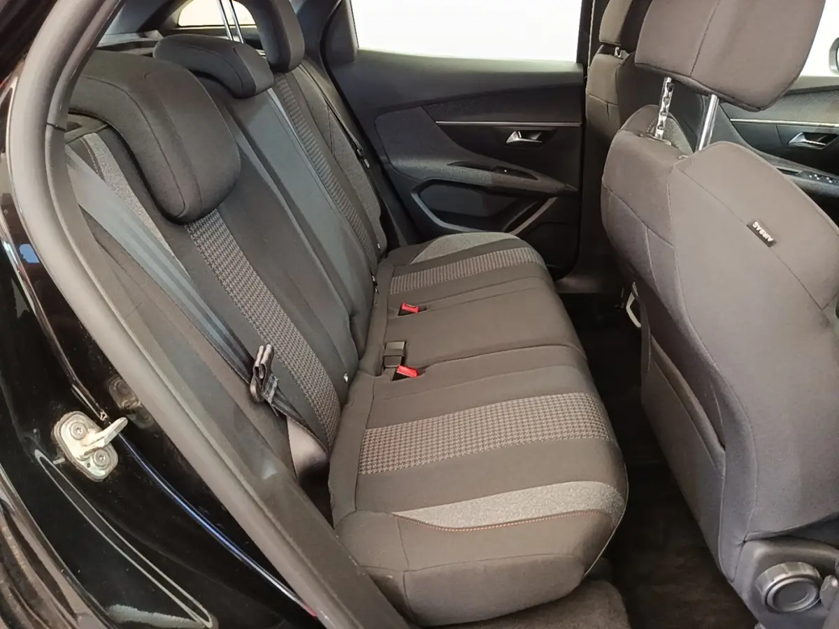 Vue intérieure côté gauche des sièges arrière noirs du Peugeot 3008 2022 avec ceinture de sécurité visible.