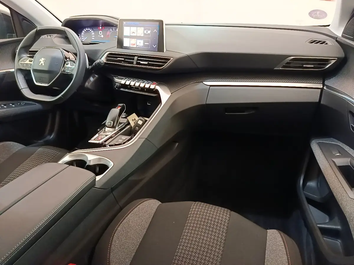 Intérieur noir du Peugeot 3008 PureTech 130, vue côté passager avec tableau de bord et écran tactile central.