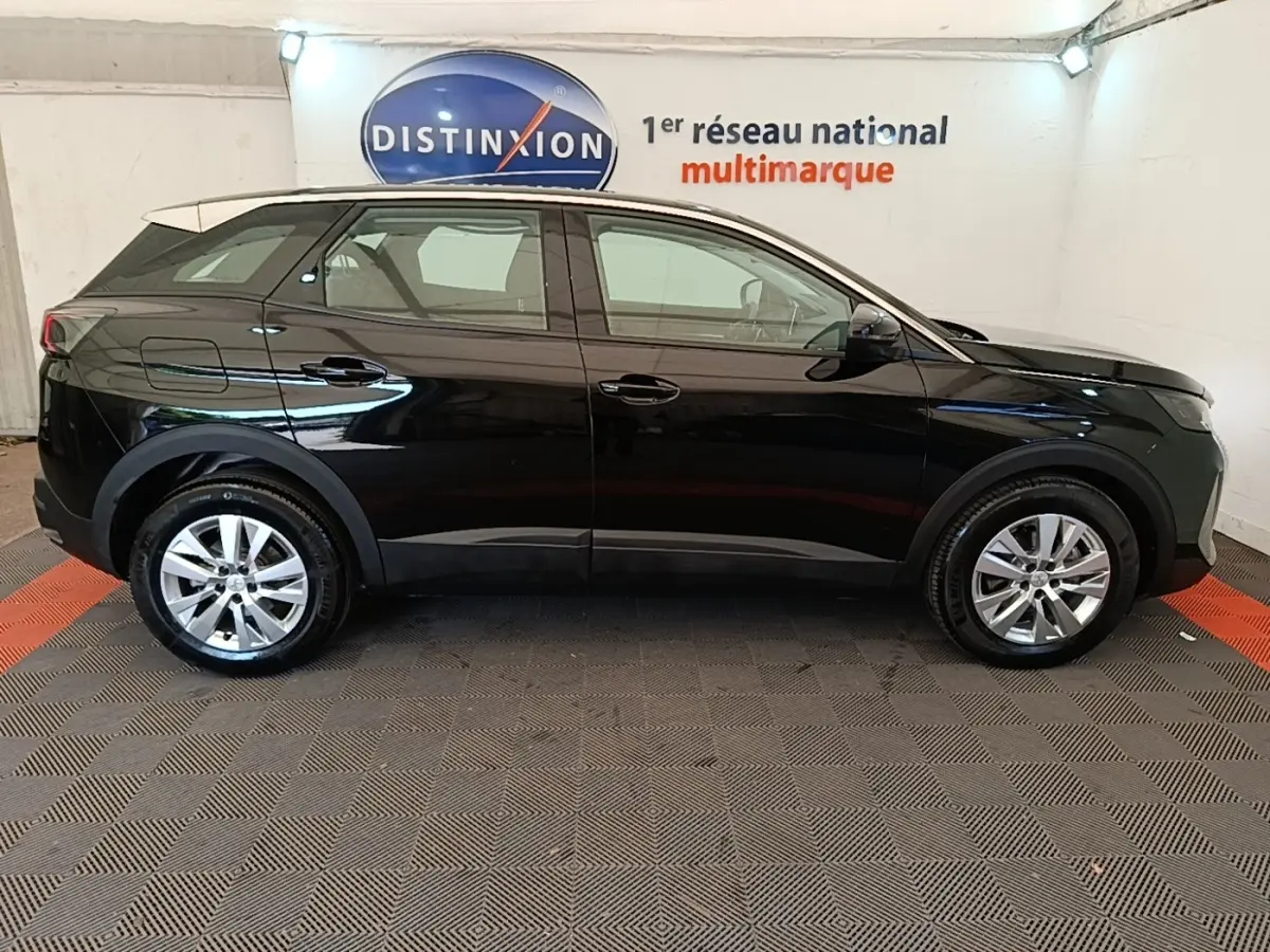 Vue de profil côté droit du Peugeot 3008 noir PureTech 130 S&S EAT8 Active Pack dans un showroom.