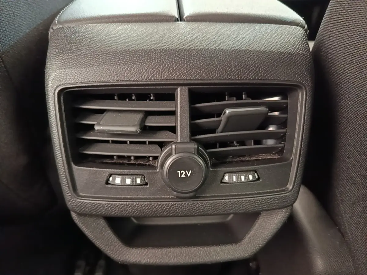 Gros plan sur la sortie d'air arrière noire et prise 12V du Peugeot 3008 PureTech 130 S&S EAT8 Active Pack 2022.