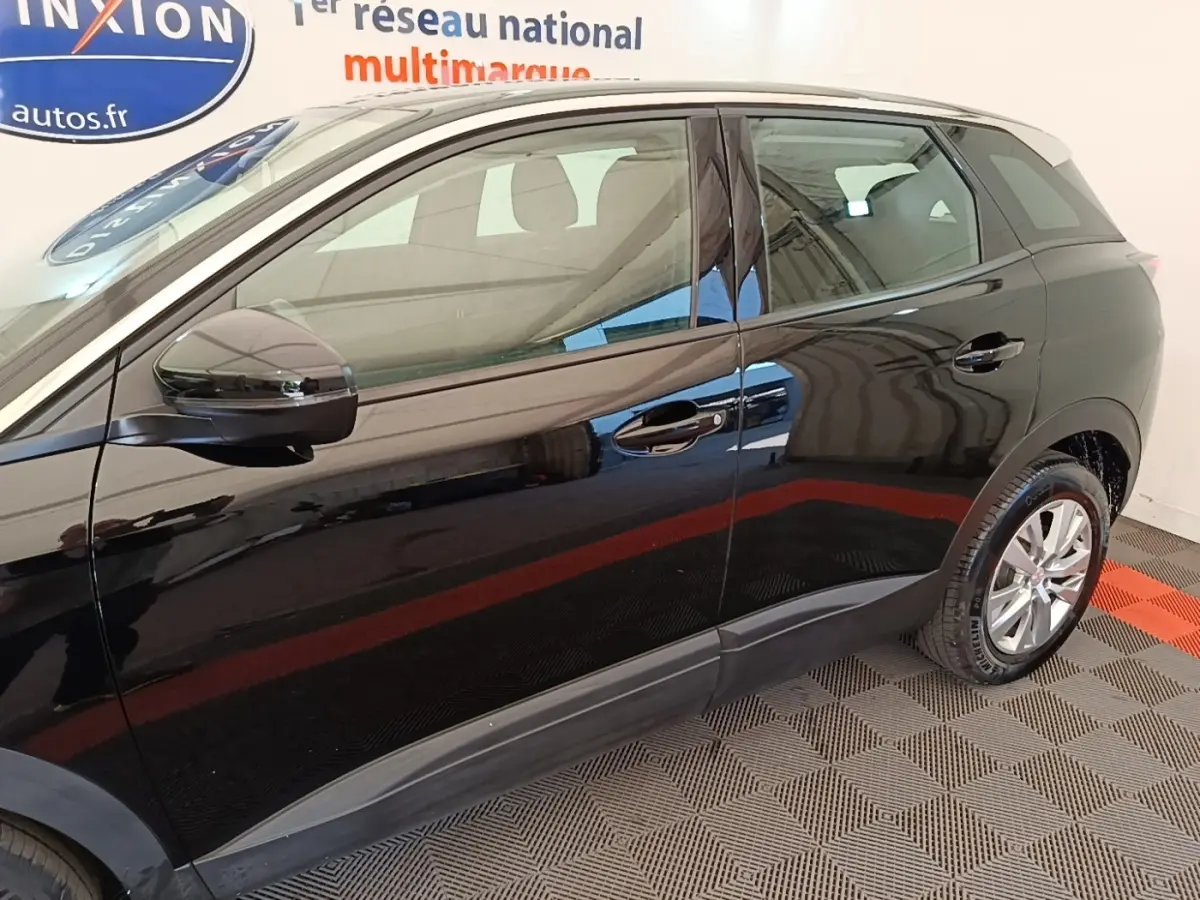 Vue latérale côté gauche d’un Peugeot 3008 noir 2022 avec rétroviseurs ton caisse et jantes alliage.