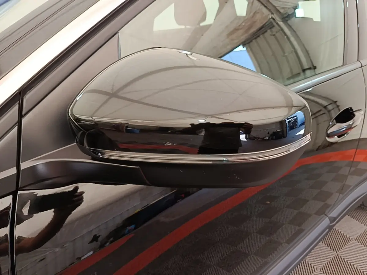Rétroviseur droit noir brillant avec clignotant intégré sur Peugeot 3008 PureTech 130 S&S EAT8 Active Pack 2022.