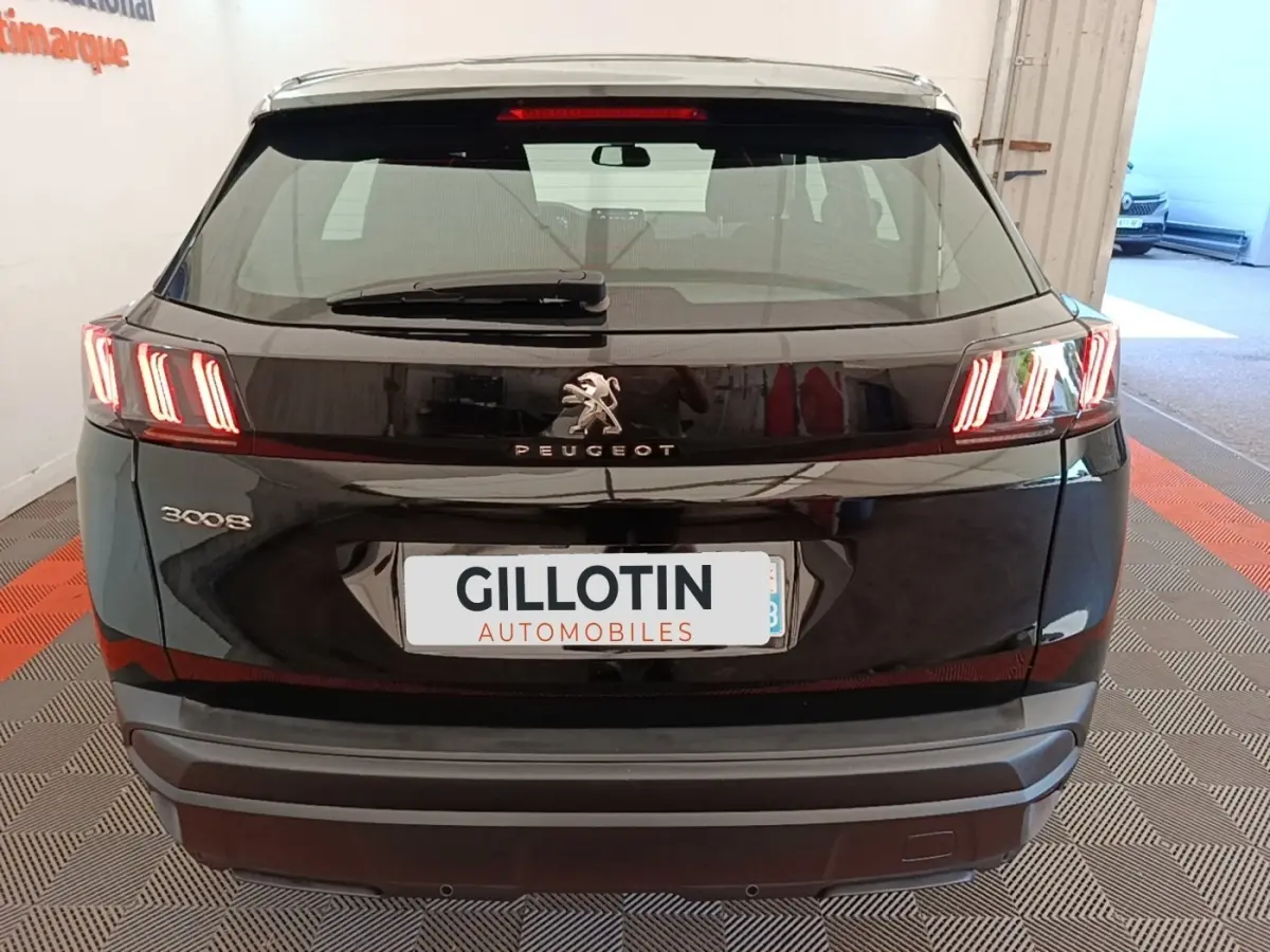Vue arrière d’un Peugeot 3008 noir 2022 avec feux LED caractéristiques et logo Peugeot bien visible.