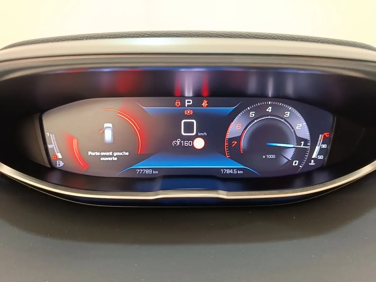 Tableau de bord numérique du Peugeot 3008 2022 affichant la vitesse à 0 km/h et porte avant gauche ouverte.