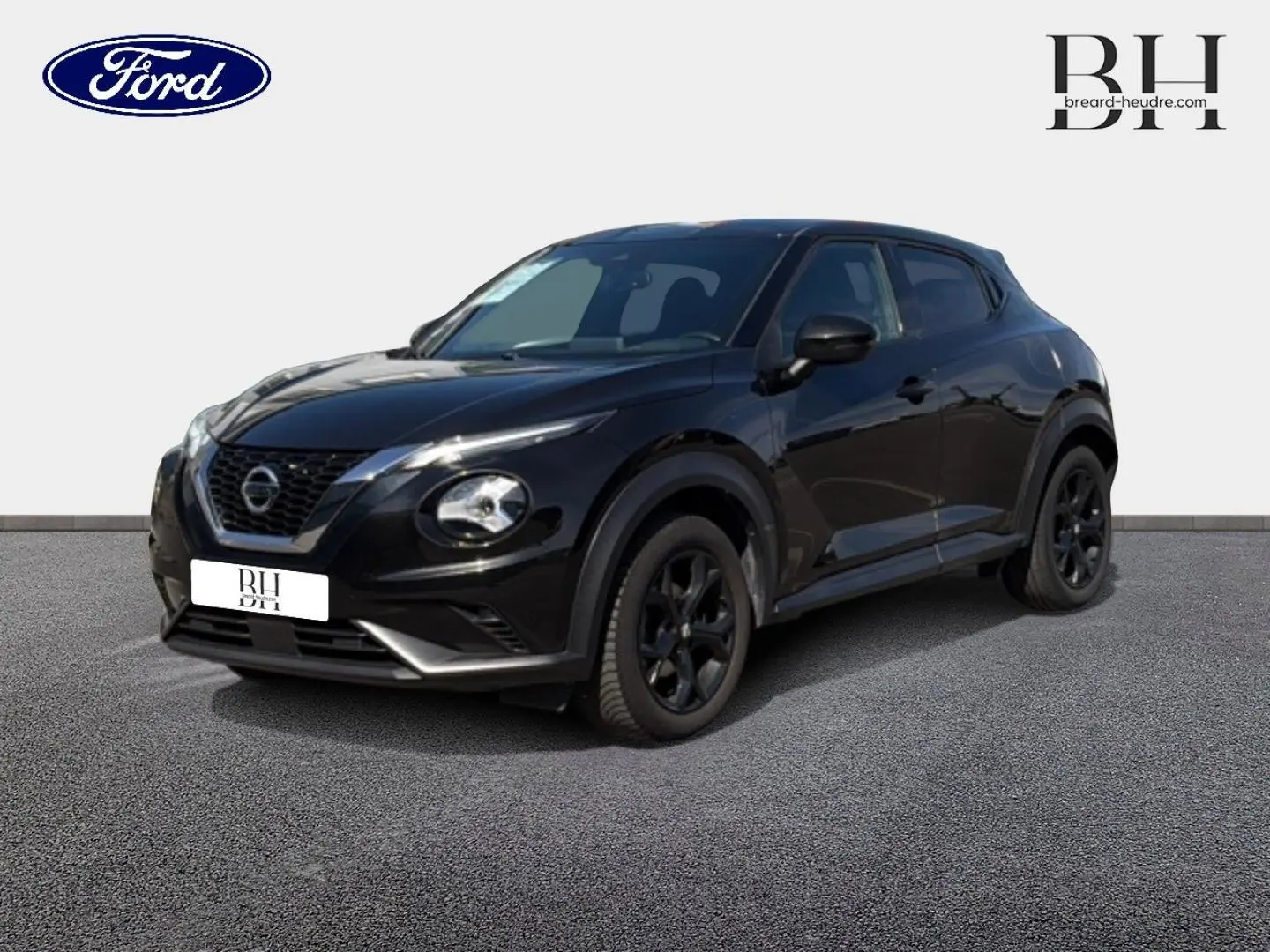 Nissan Juke noir métallisé vu en 3/4 avant droit, avec jantes noires et calandre distinctive au design moderne.