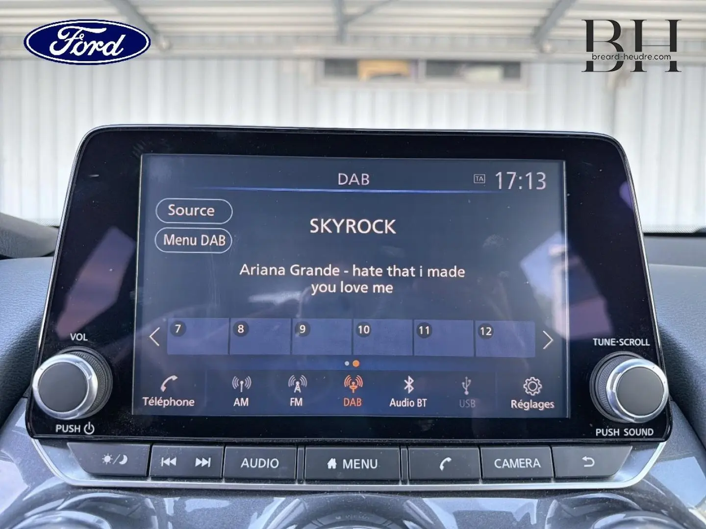 Écran tactile central du Nissan Juke 2020 en noir métallisé, affichant la radio DAB Skyrock à 17h13.