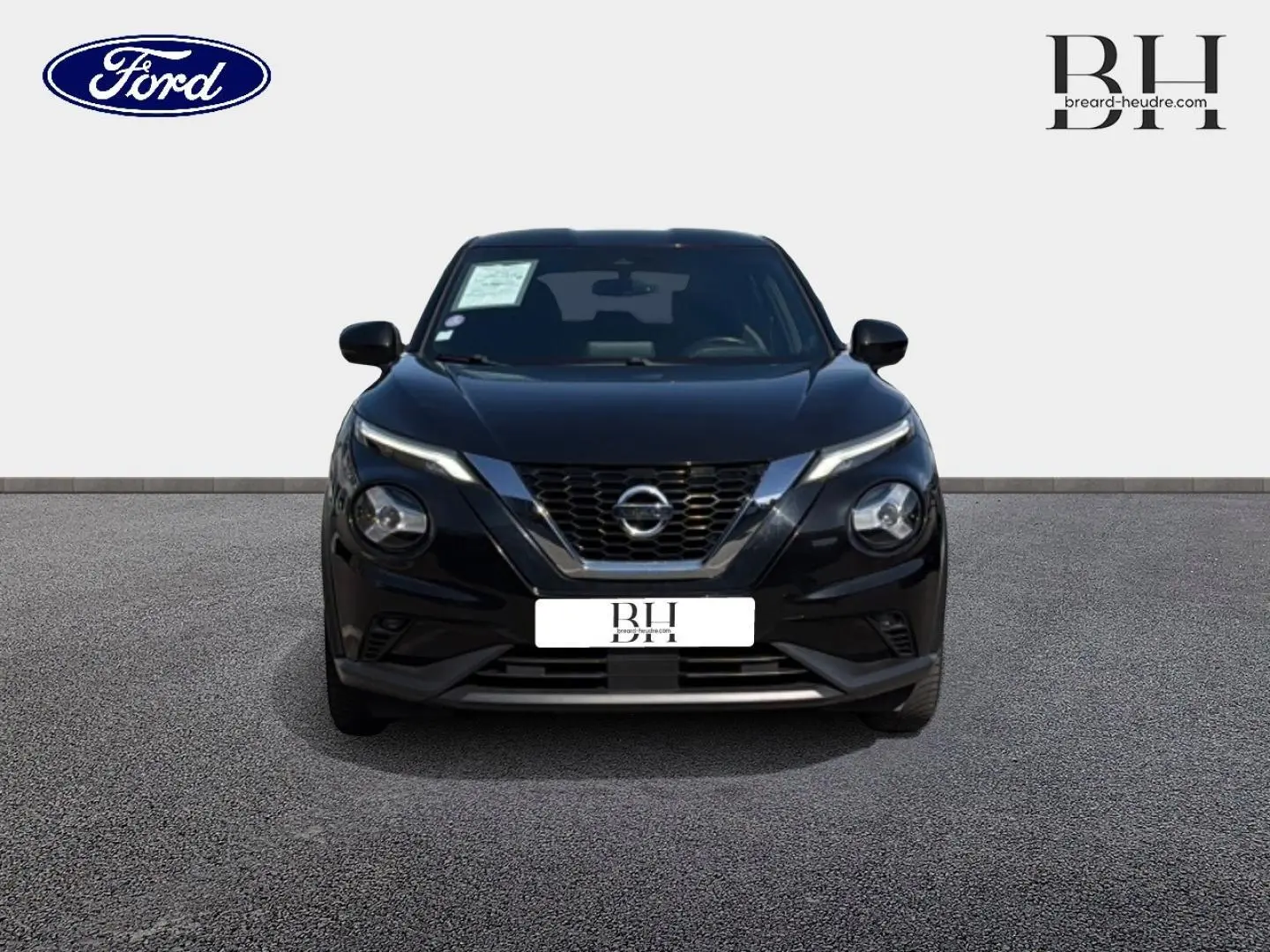 Vue de face d'un Nissan Juke noir métallisé 2020 avec calandre chromée et phares ronds distinctifs.