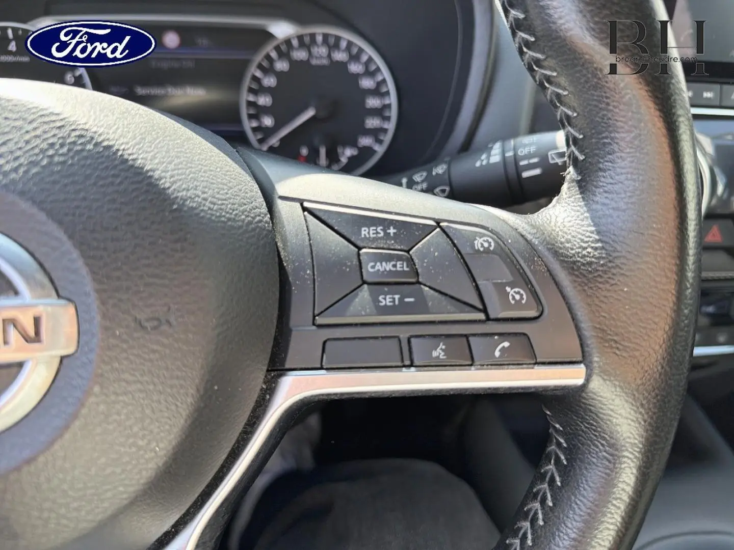 Vue rapprochée du volant cuir noir du Nissan Juke 2020, mettant en valeur les commandes multifonctions côté droit.