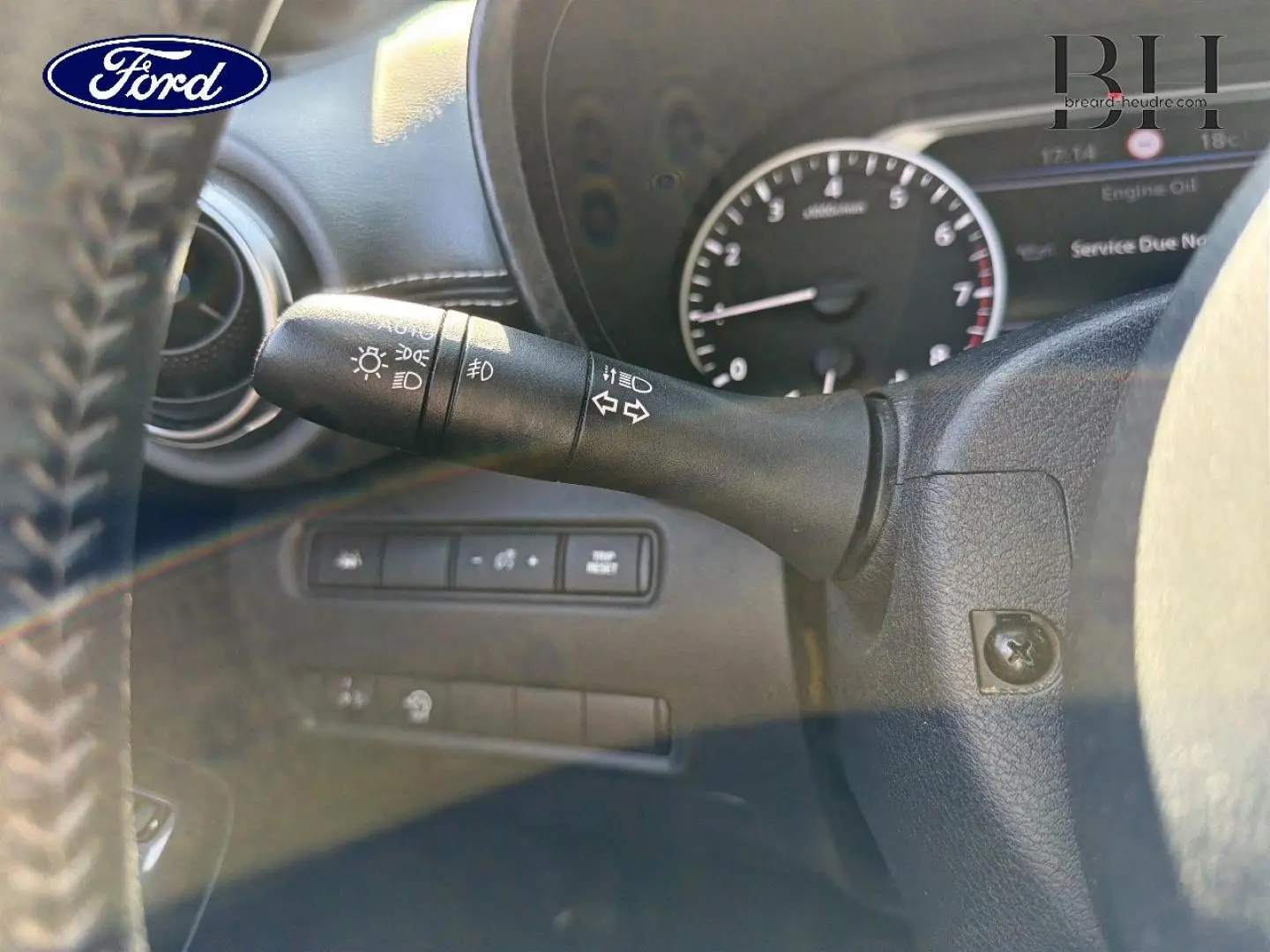 Levier de clignotant et commandes d'éclairage noir dans l'habitacle d'une Nissan Juke vue côté gauche du volant.