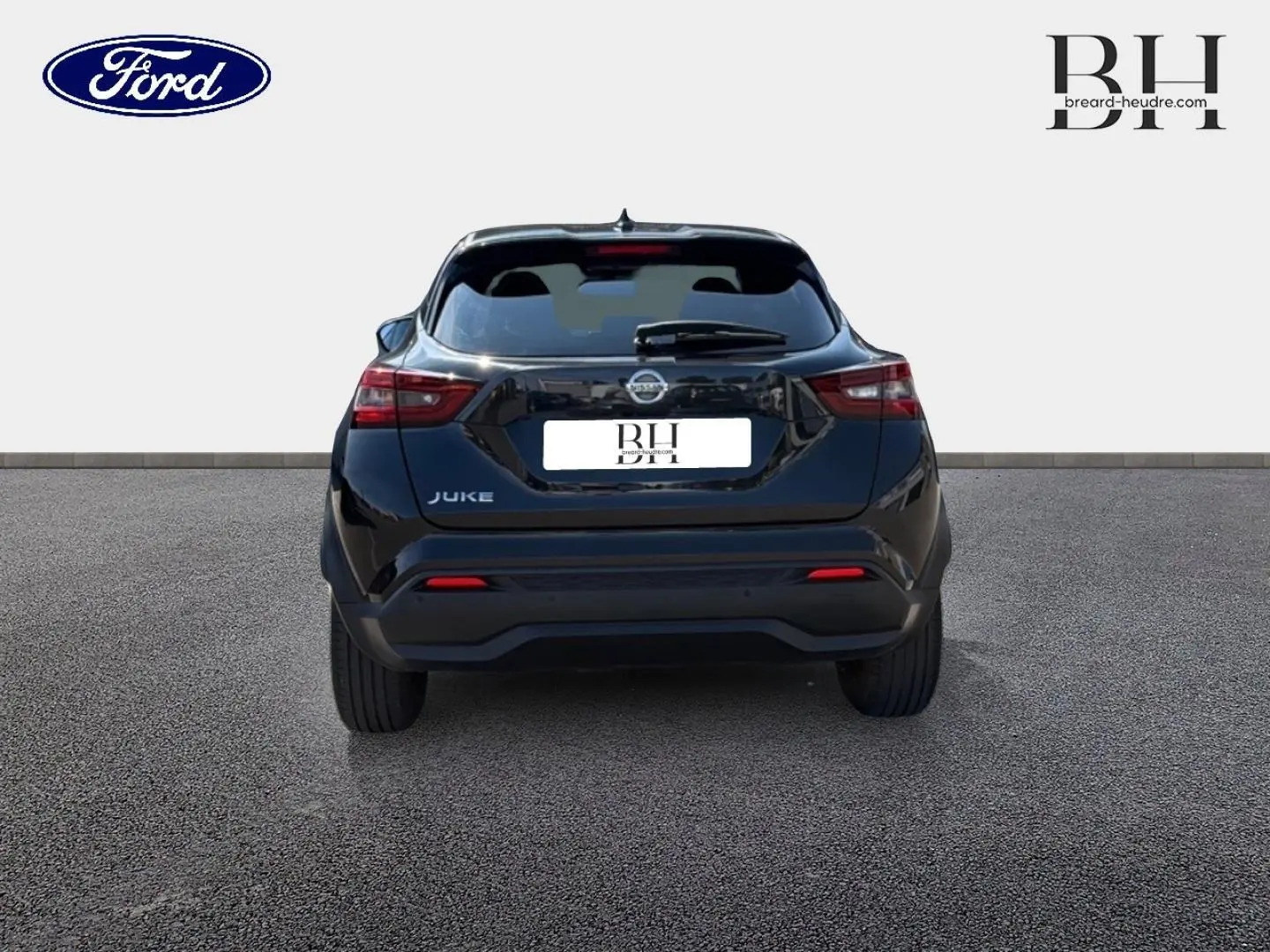 Vue arrière d'un Nissan Juke noir métallisé 2020, mettant en valeur ses feux arrière LED et son design compact.
