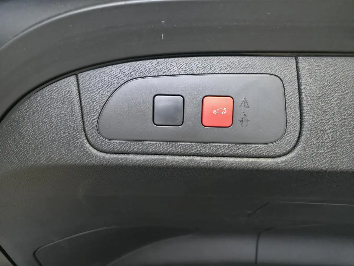 Gros plan sur les boutons de commande du hayon motorisé dans le coffre du DS7 Crossback Bleu Saphir.