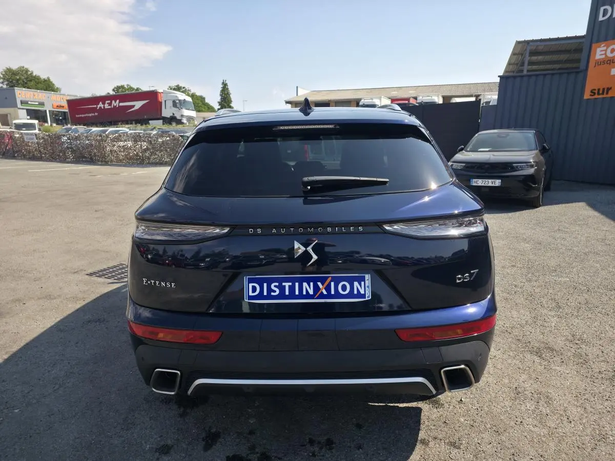 Vue arrière du DS7 Crossback E-Tense bleu métallisé avec feux 3D et double sortie d'échappement carrée.