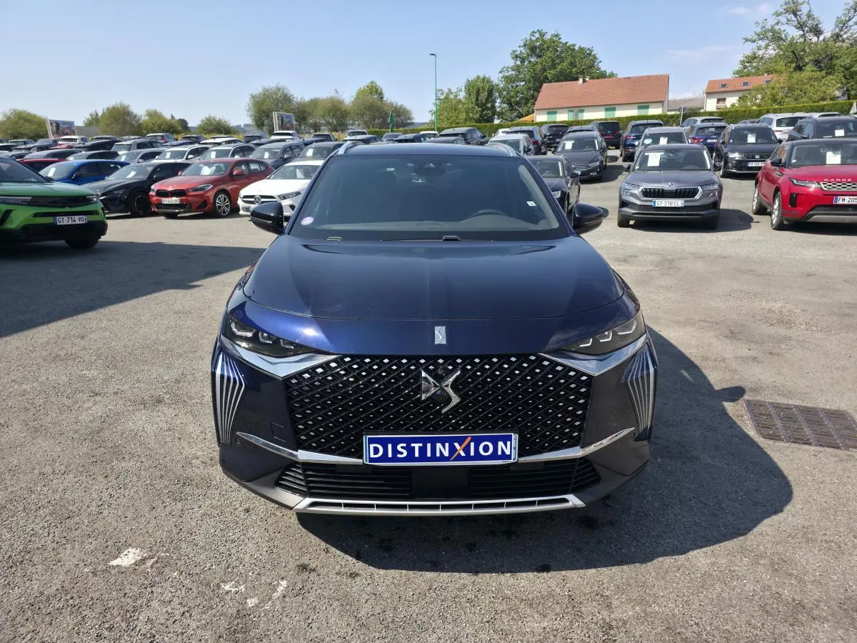 Vue avant d'un DS7 Crossback E-Tense 2024 bleu saphir avec calandre DS Wings et éclairage LED distinctif.
