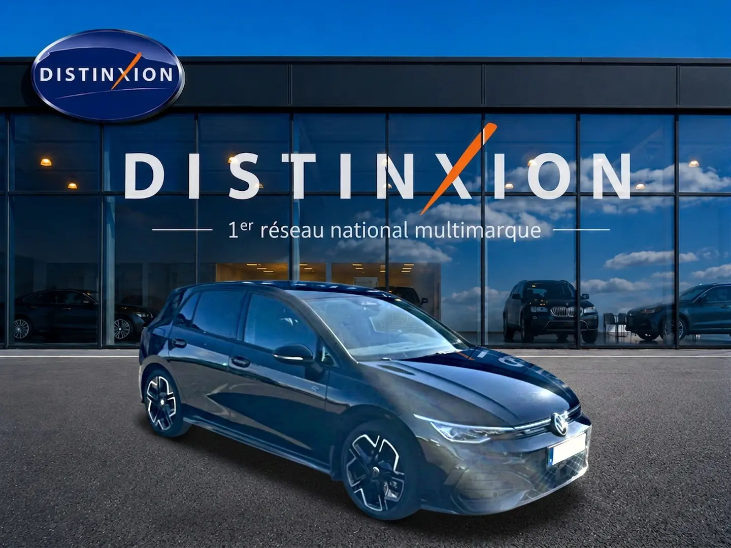 Volkswagen Golf 1.5 etsi evo2 150 R-Line noir vue 3/4 avant avec jantes spécifiques devant showroom Distinxion.