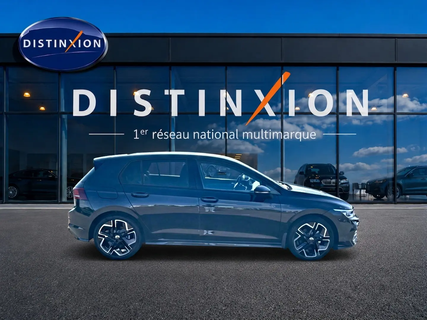 Volkswagen Golf 1.5 ETSI Evo2 150 R-Line noir vue de profil côté gauche devant showroom Distinxion.