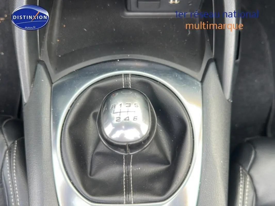 Le levier de vitesse manuel en cuir noir de la FIAT 124 Spider Lusso 2017 vu de dessus.