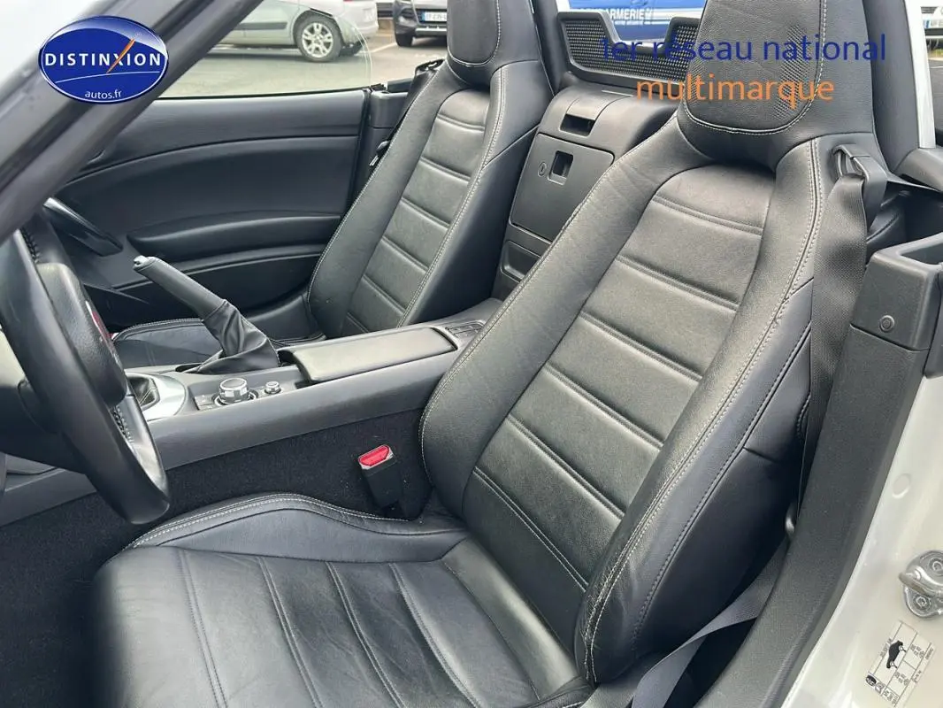 Intérieur noir cuir du FIAT 124 Spider Lusso 2017, vue côté gauche sur les sièges et la console centrale.