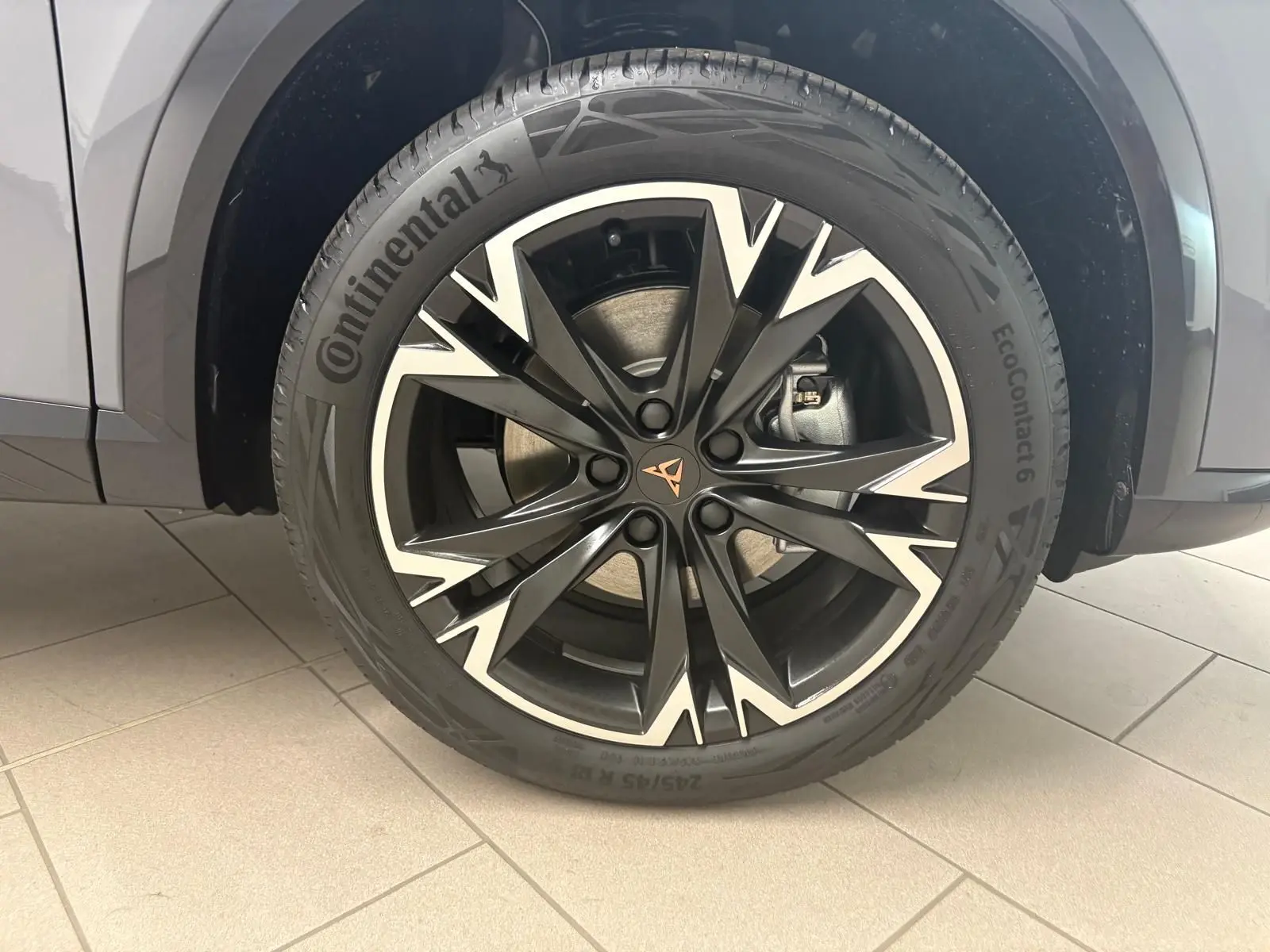 Gros plan sur la jante alliage 18'' Performance usinée du côté avant droit d'un CUPRA Formentor gris Graphène.