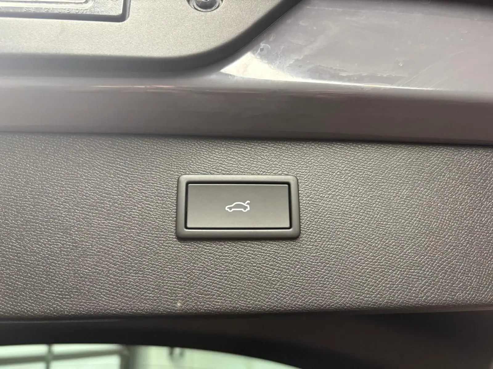 Bouton d'ouverture électrique du coffre sur la garniture intérieure d'un CUPRA Formentor gris Graphène.