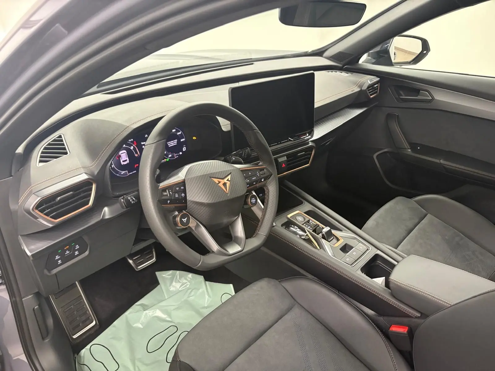 Intérieur du CUPRA Formentor 2025 vu côté conducteur, avec volant sport, écran tactile et sellerie noire en Alcantara.
