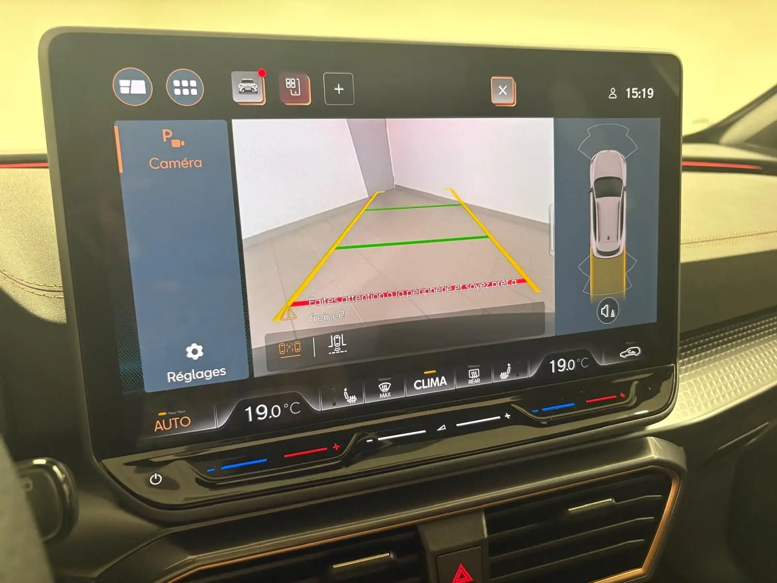 Écran tactile intérieur du CUPRA Formentor 2025 montrant la caméra de recul et la température à 19°C.