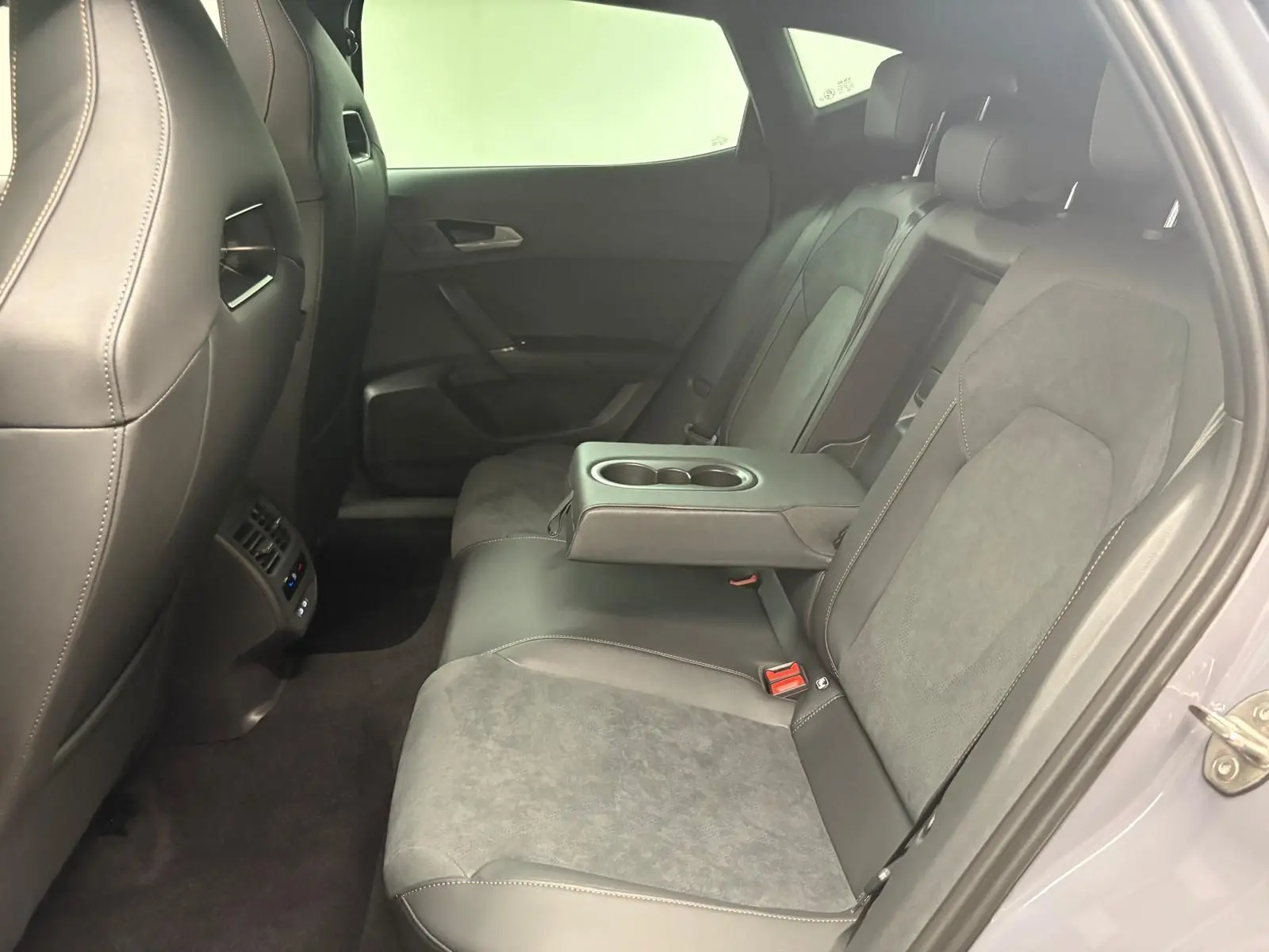 Intérieur arrière du CUPRA Formentor 2025, vue côté droit, sièges en cuir et alcantara avec accoudoir central relevé.