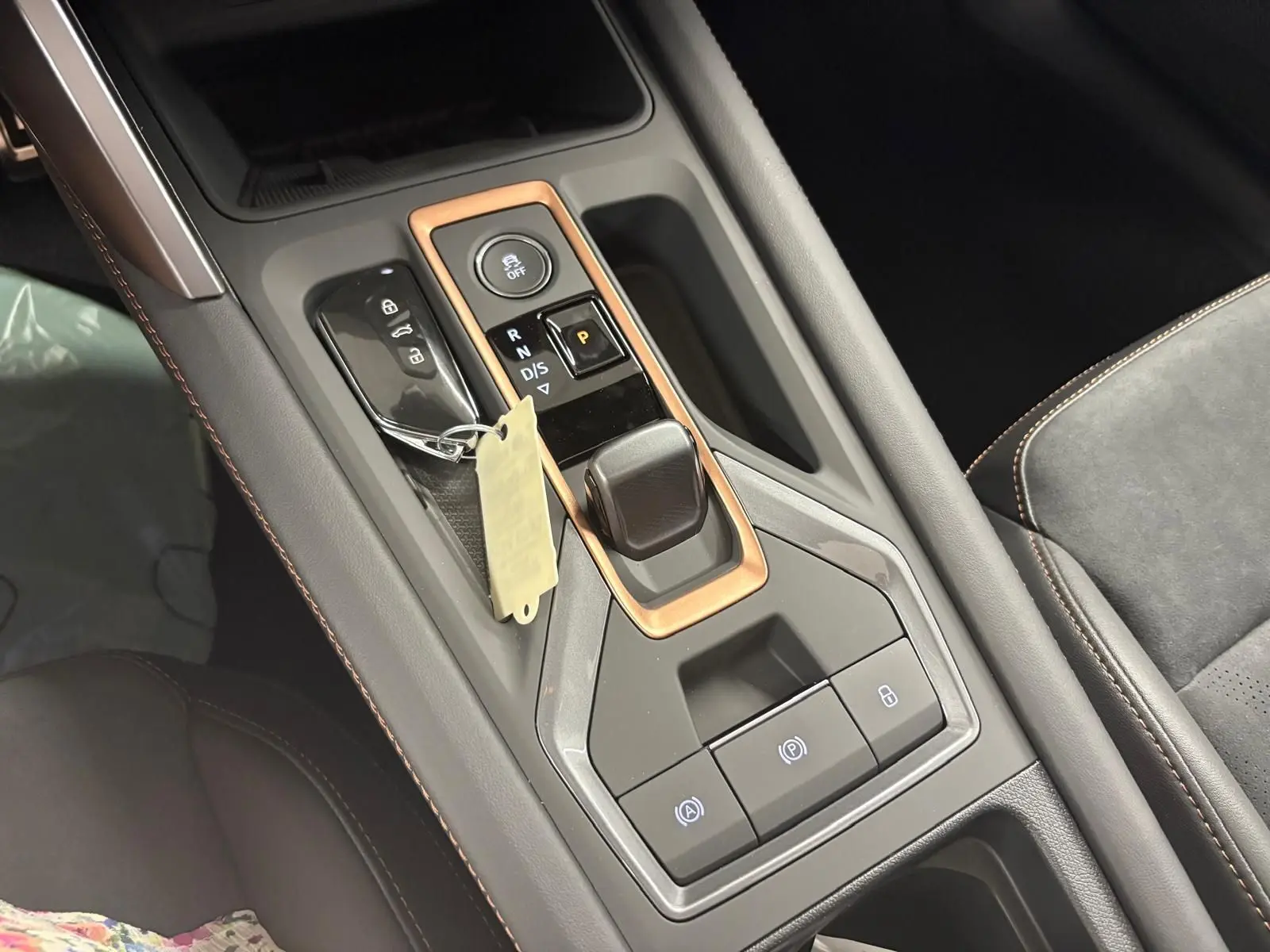 Vue rapprochée de la console centrale du CUPRA Formentor 2025 avec levier de vitesse et clé sur sellerie noire.