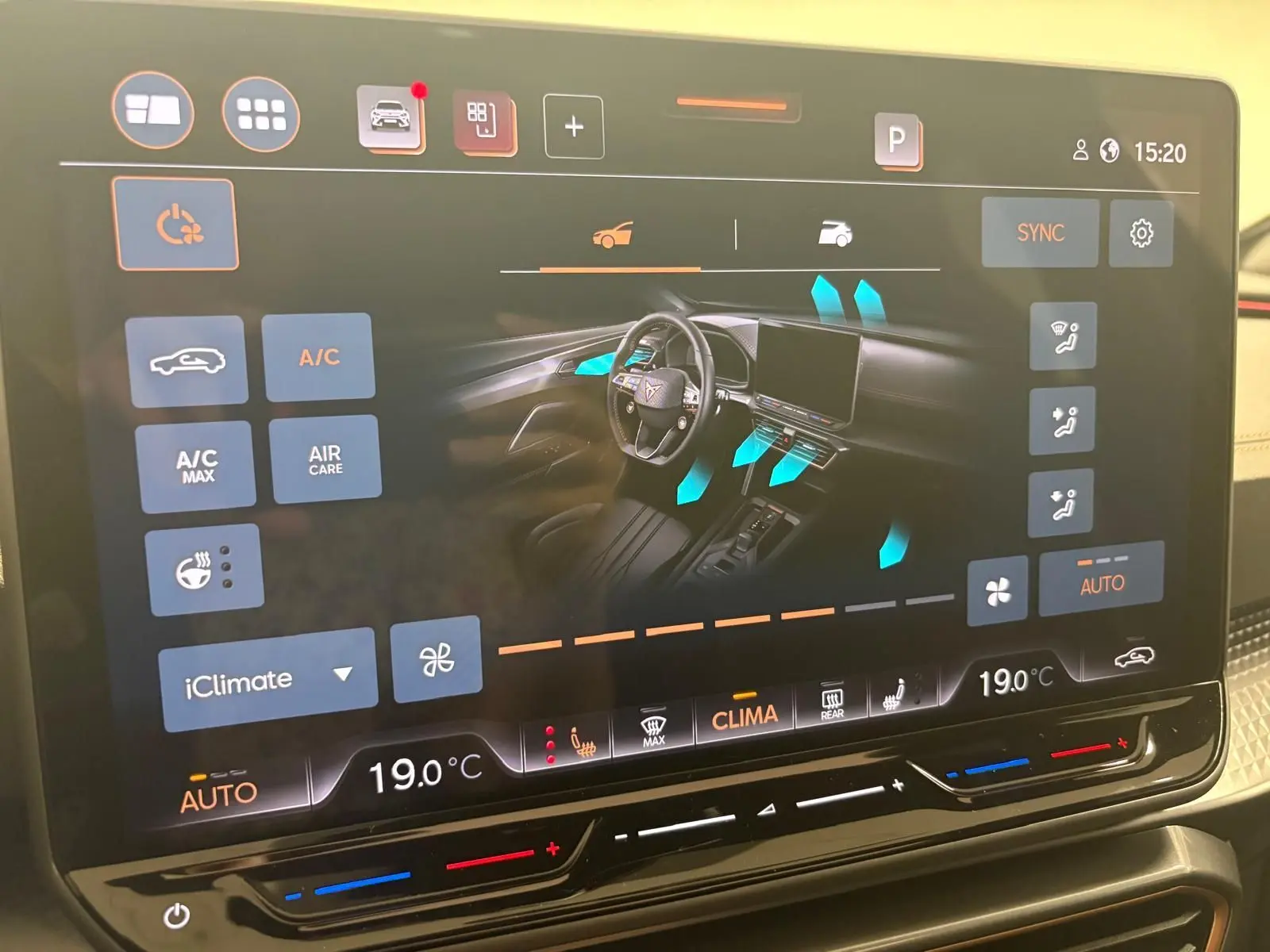 Écran tactile affichant la climatisation du CUPRA Formentor 2025 avec représentation intérieure et commandes digitales.