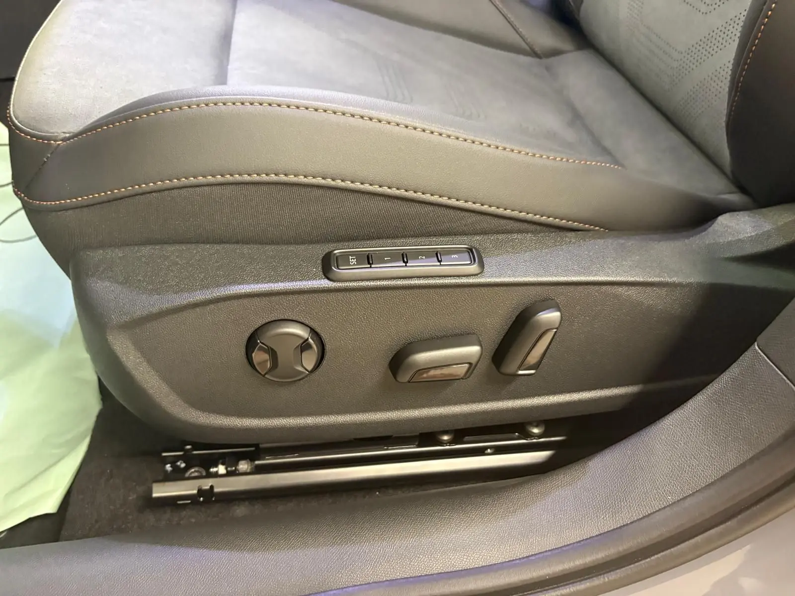 Gros plan sur les commandes de réglage électrique du siège conducteur en cuir noir avec surpiqûres marron du CUPRA Formentor 2025.