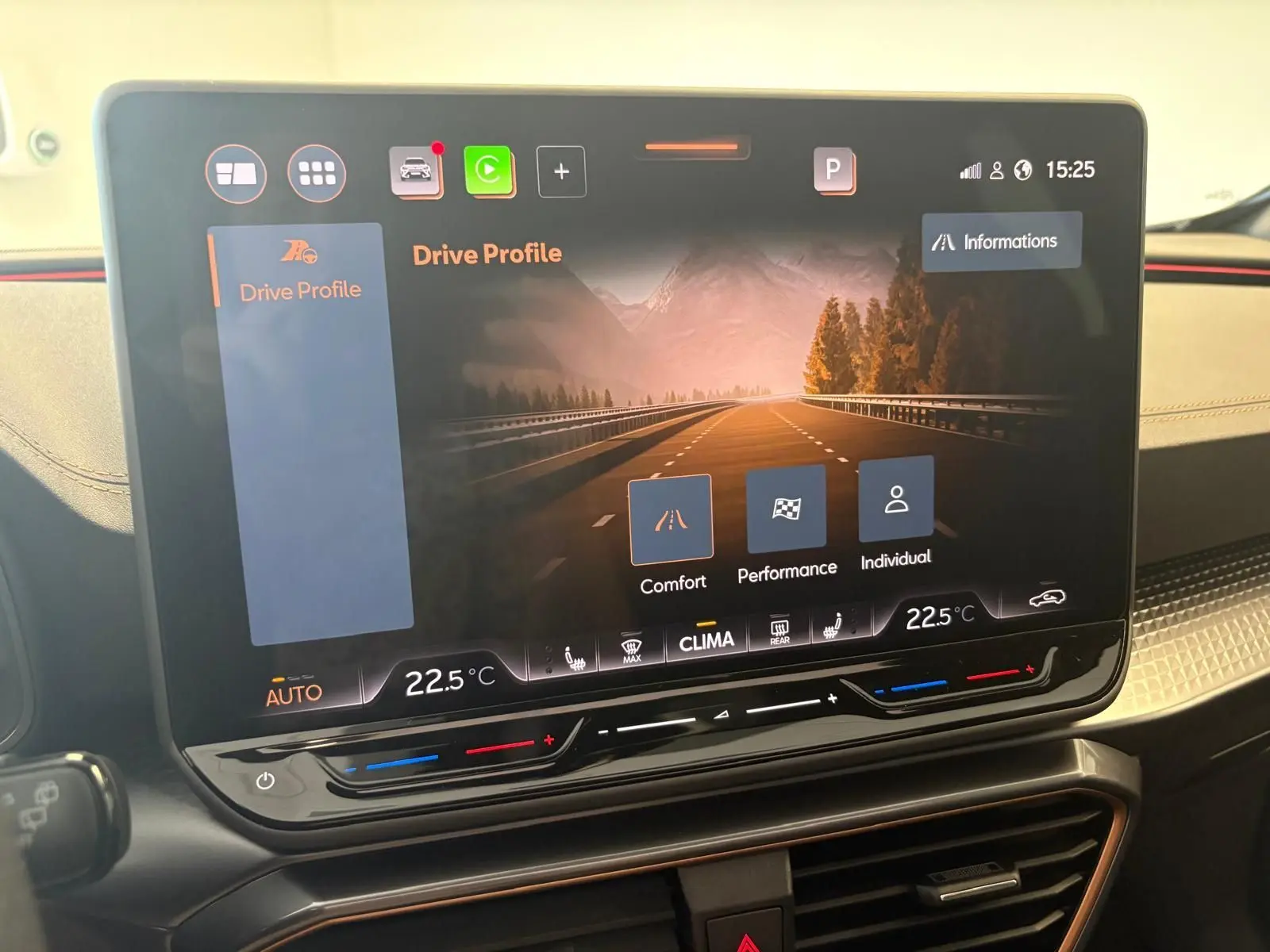 Écran tactile central du CUPRA Formentor 2025 affichant les modes de conduite avec ambiance intérieure moderne et finitions soignées.