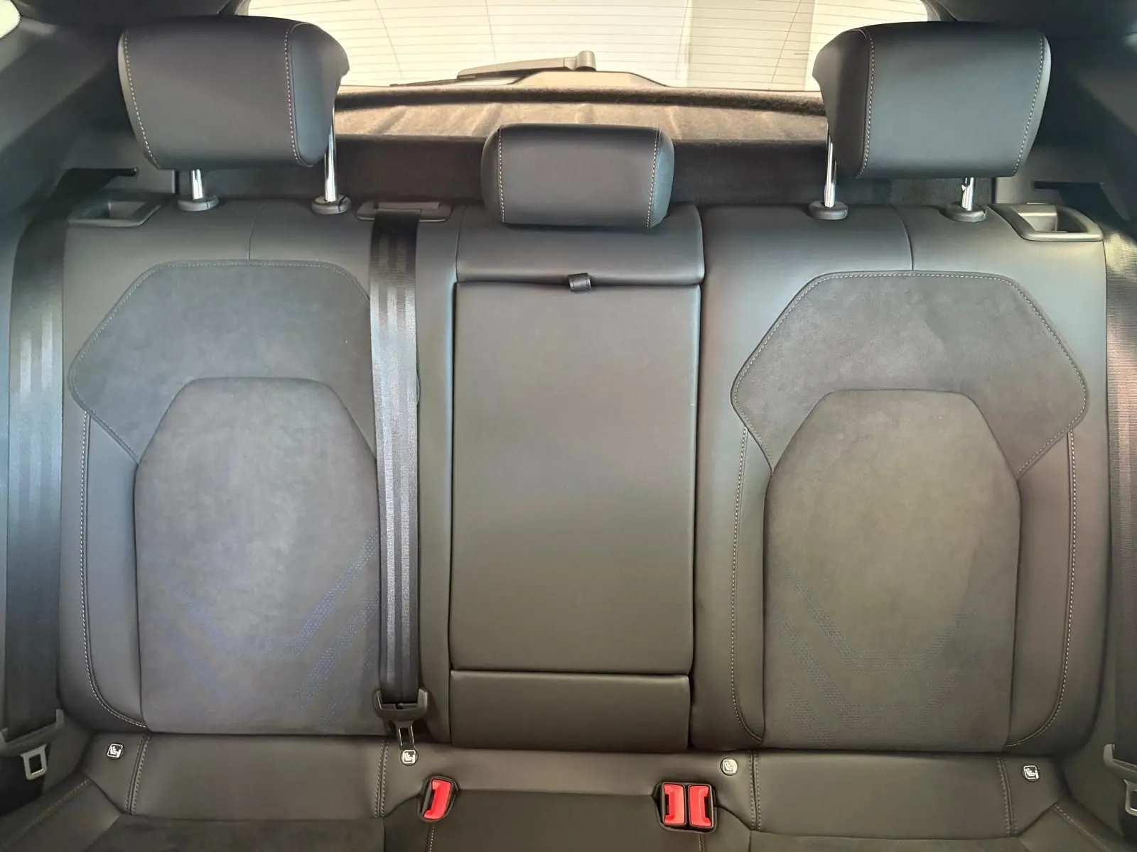 Vue rapprochée des sièges arrière en cuir noir du CUPRA Formentor 2025 avec appuie-têtes et ceintures visibles.