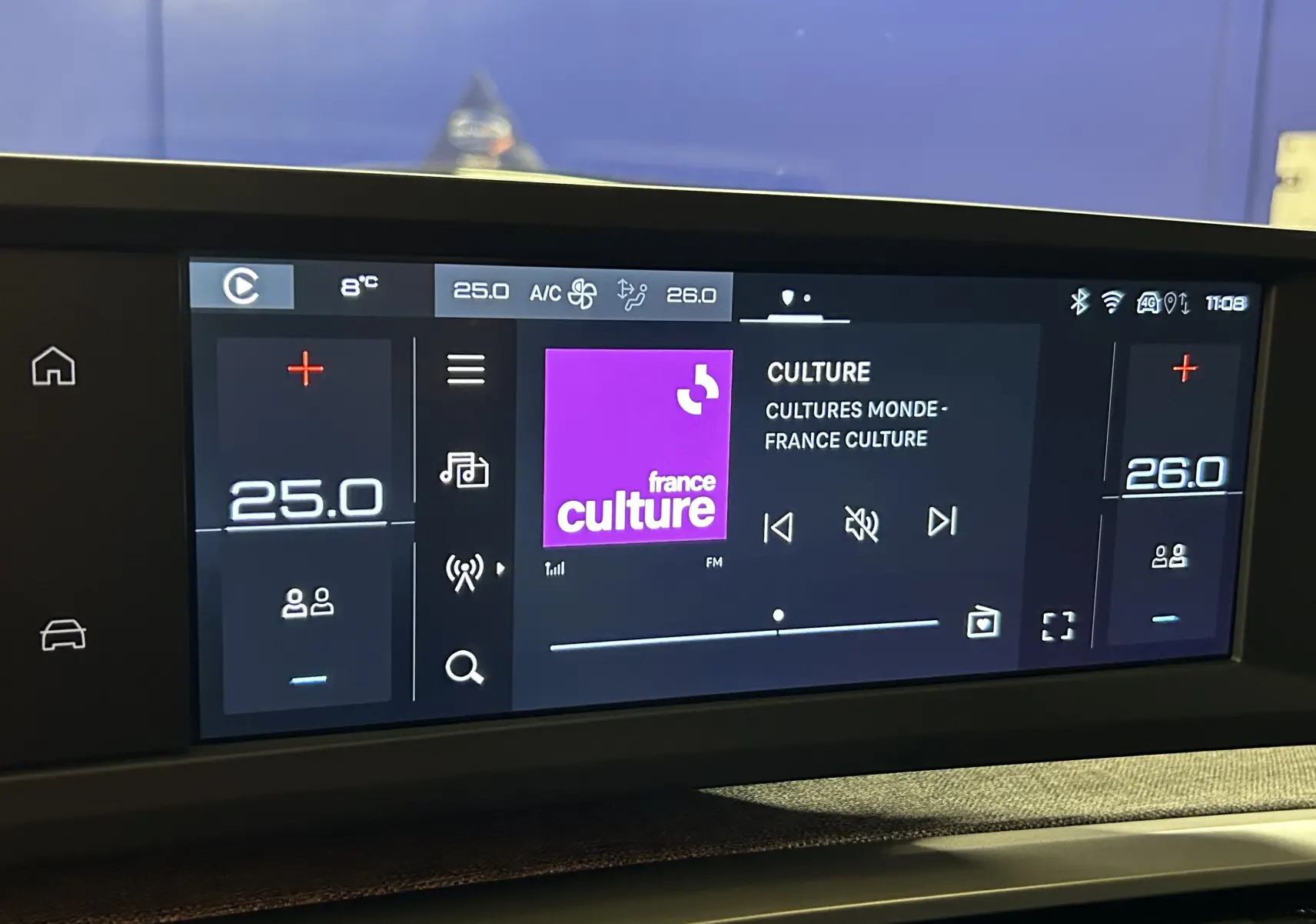 Écran tactile central du Peugeot 3008 III Hybrid 145 Allure, affichant la radio France Culture et la climatisation réglée à 25°C et 26°C.