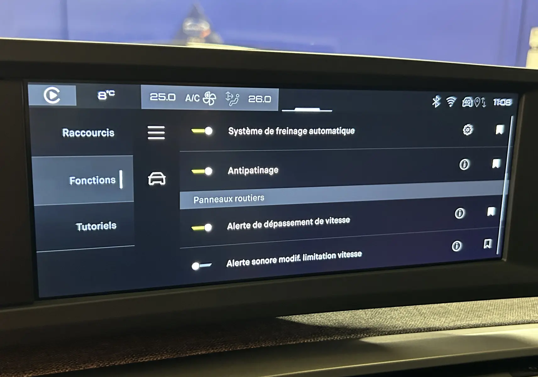 Écran tactile central du Peugeot 3008 Hybrid 2025 affichant les réglages d'assistance à la conduite en intérieur.