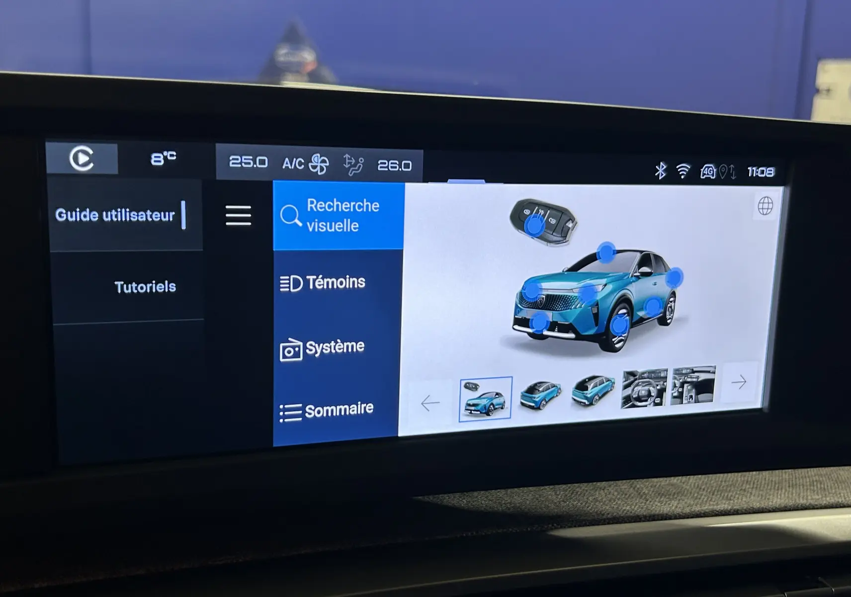 Écran tactile intérieur montrant l'interface d'aide du Peugeot 3008 bleu Ingaro avec vue 3/4 avant du véhicule.