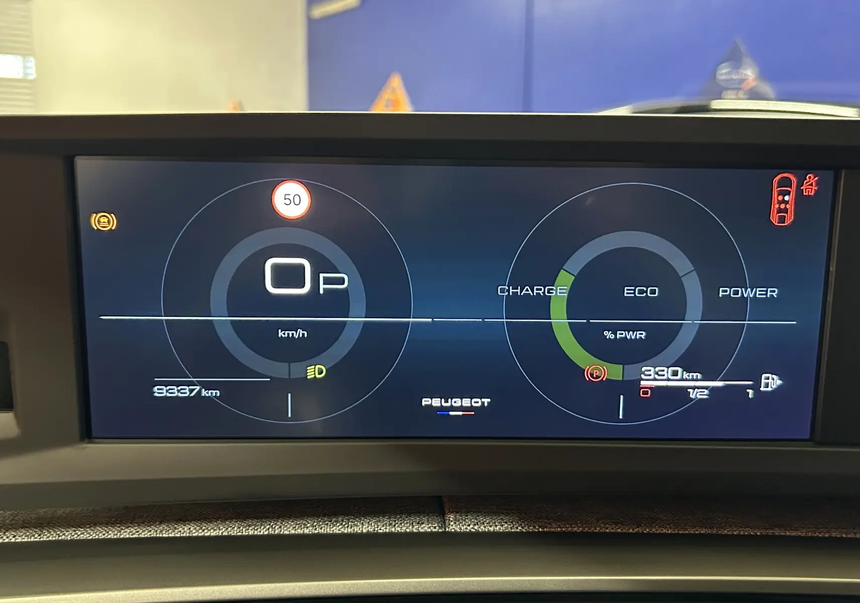 Affichage numérique du tableau de bord du Peugeot 3008 Hybrid 2025 montrant vitesse, autonomie et indicateurs de puissance.