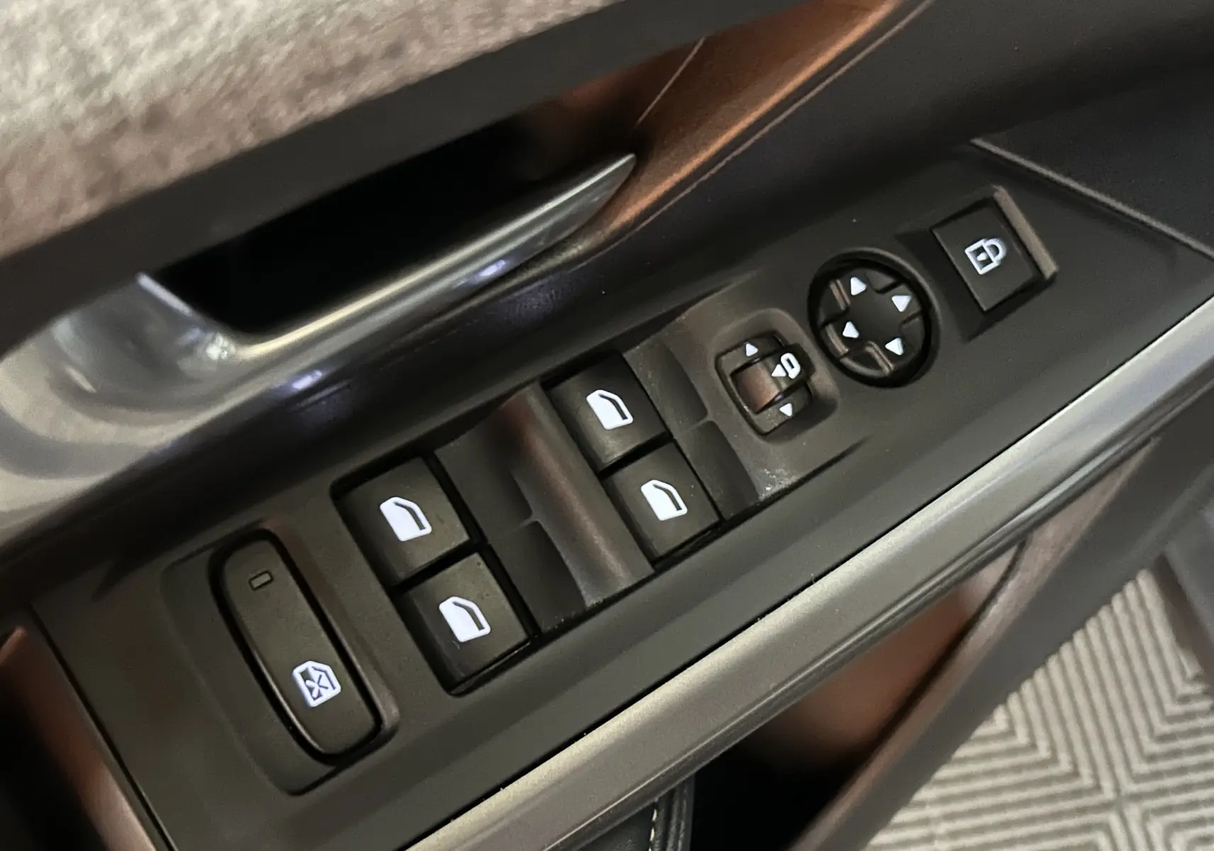 Panneau de commandes des vitres et rétroviseurs côté gauche intérieur du Peugeot 3008 Hybrid 2025, finition Allure.