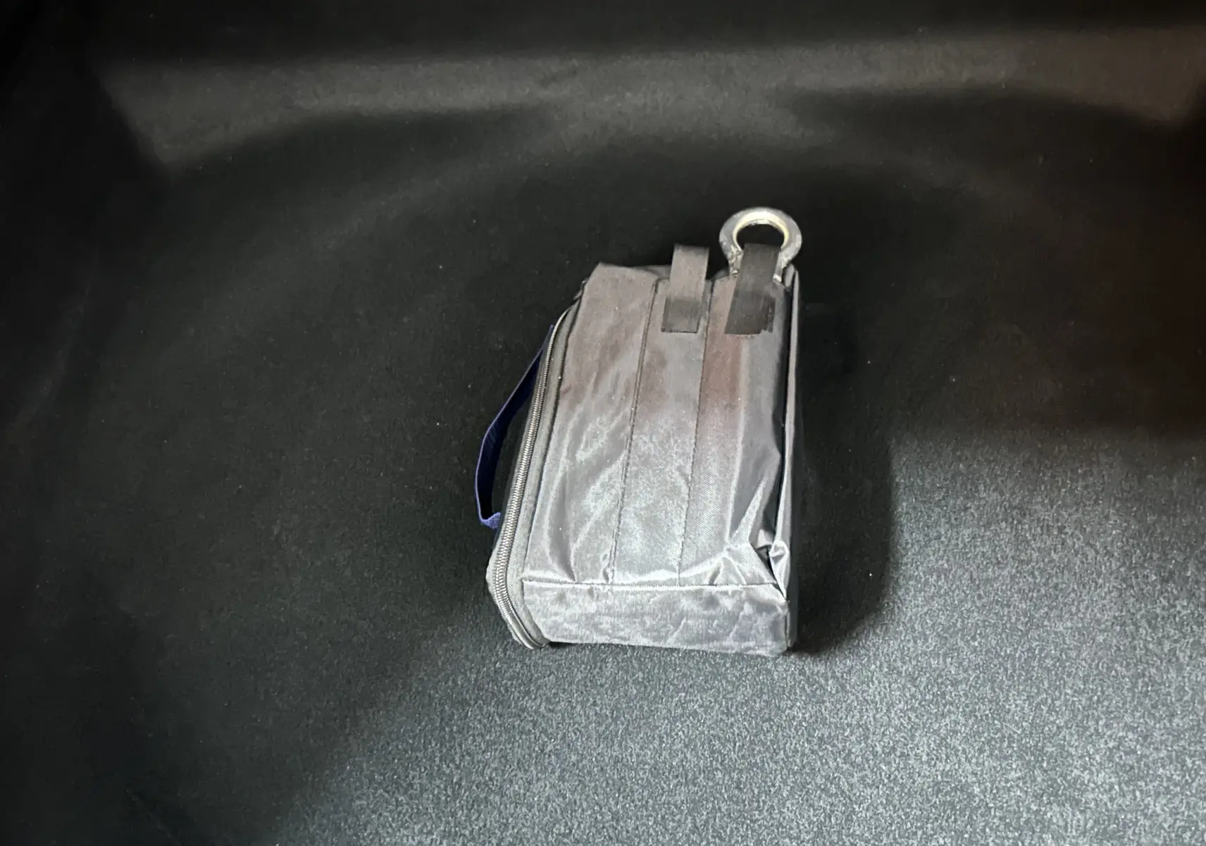 Trousse de secours grise posée dans le coffre d'un Peugeot 3008 bleu Ingaro, vue intérieure du coffre.
