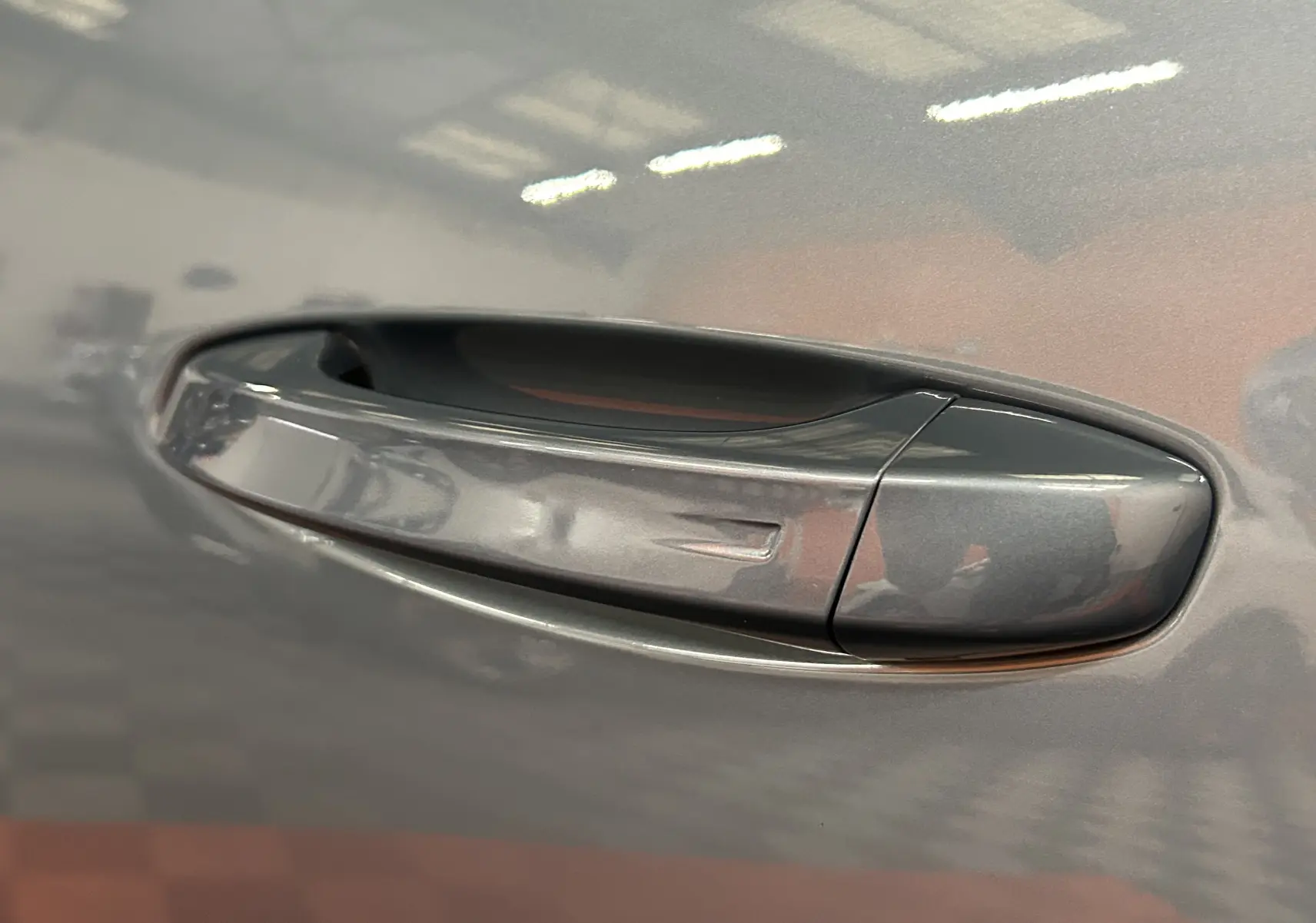 Poignée de porte couleur Bleu Ingaro sur Peugeot 3008 III HYBRID 145 e-DSC6 ALLURE vue en gros plan.