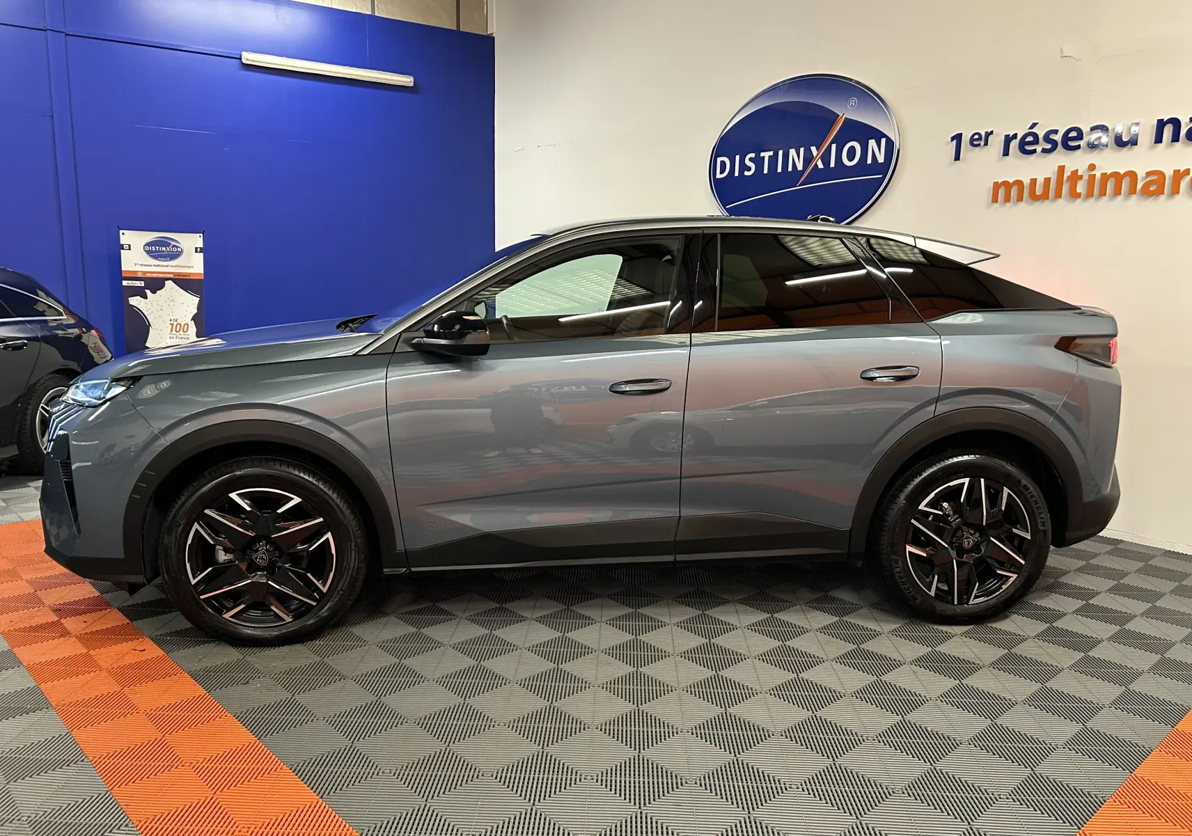 Profil droit du Peugeot 3008 III Hybrid 145 Allure en Bleu Ingaro, avec jantes noires et toit noir brillant.