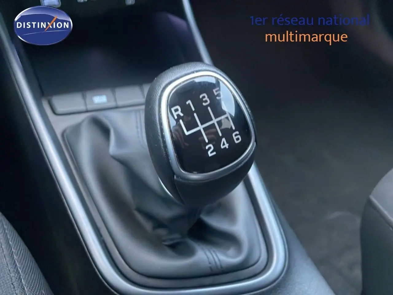 Gros plan sur le levier de vitesses manuel noir de la Hyundai i20 2025, version essence Blanc Atlas.