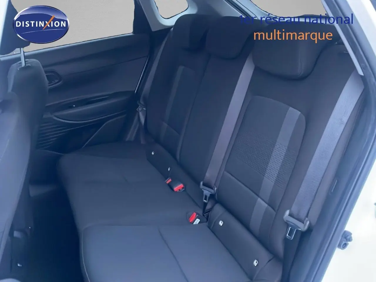 Vue intérieure côté droit montrant les sièges arrière en tissu noir de la Hyundai i20 blanc atlas 2025.