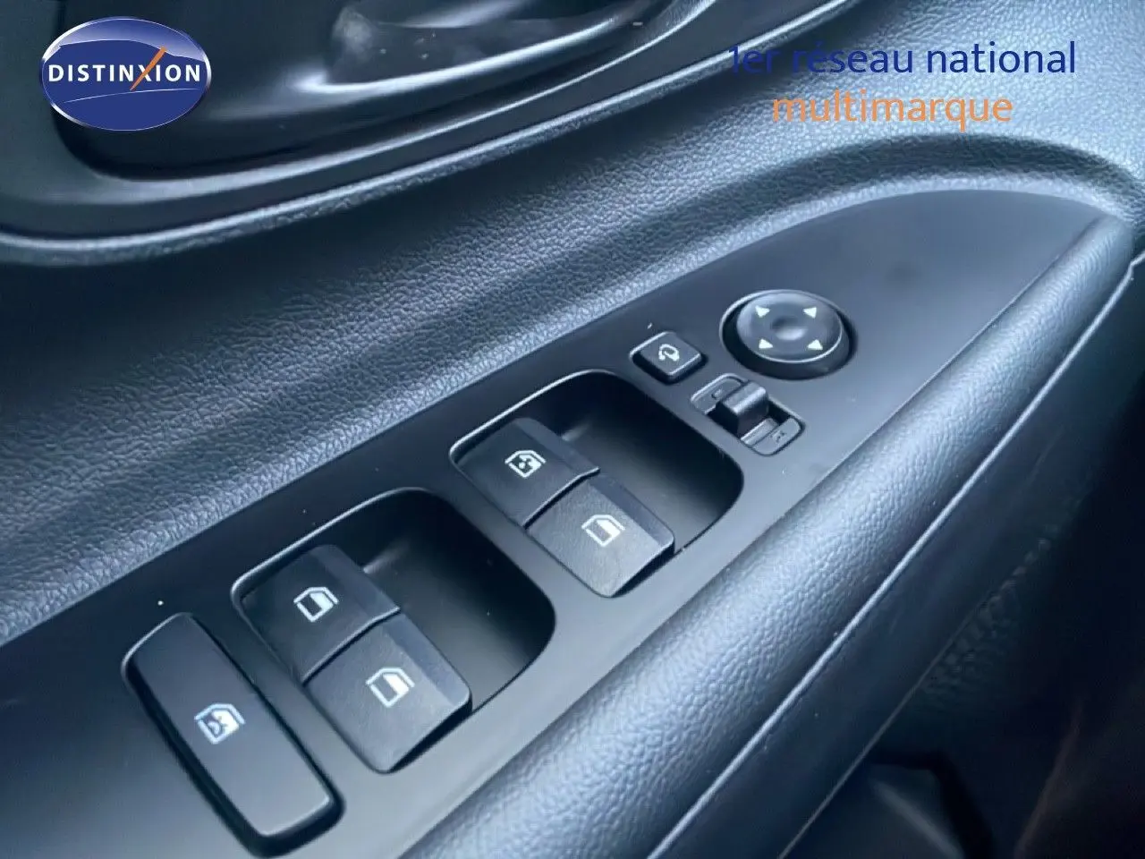 Gros plan sur les commandes des vitres et rétroviseurs côté gauche de la Hyundai i20 2025 en tissu noir.