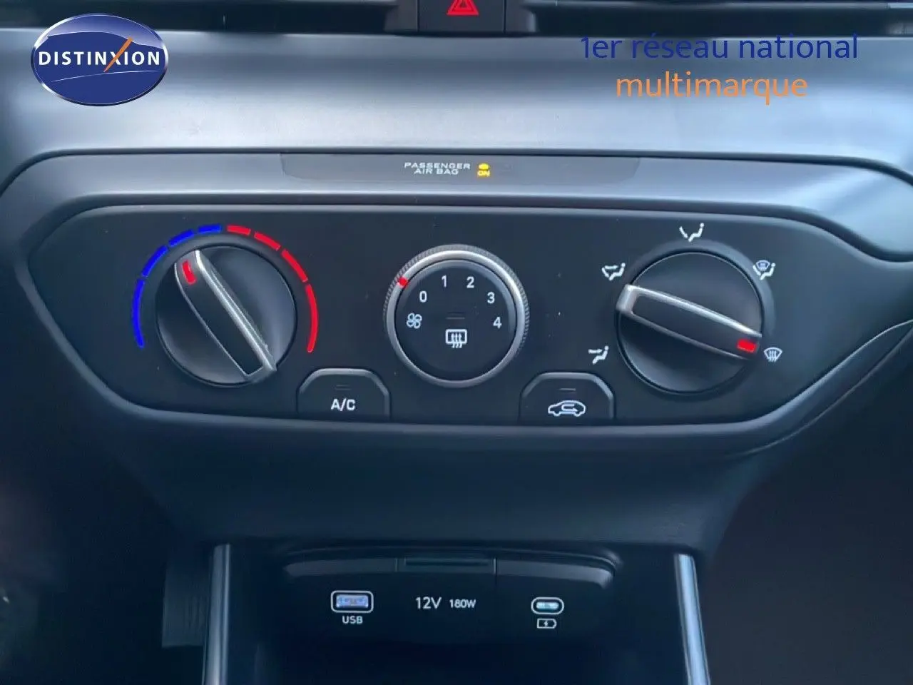 Vue rapprochée du tableau de bord de la Hyundai i20 2025, montrant les commandes de climatisation et ports USB.