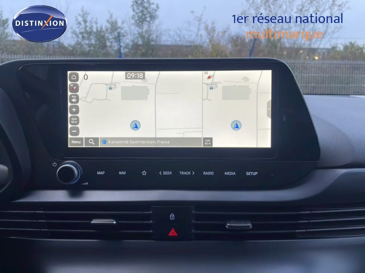 Vue rapprochée de l’écran tactile central du tableau de bord de la Hyundai i20 blanche avec navigation affichée.