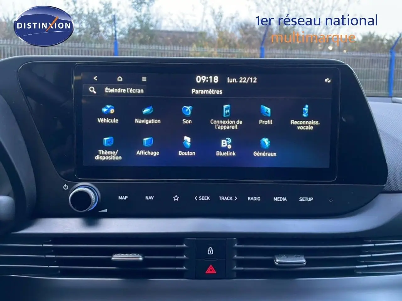 Écran tactile central de la Hyundai i20 2025 affichant le menu des paramètres, avec commandes intégrées en dessous.