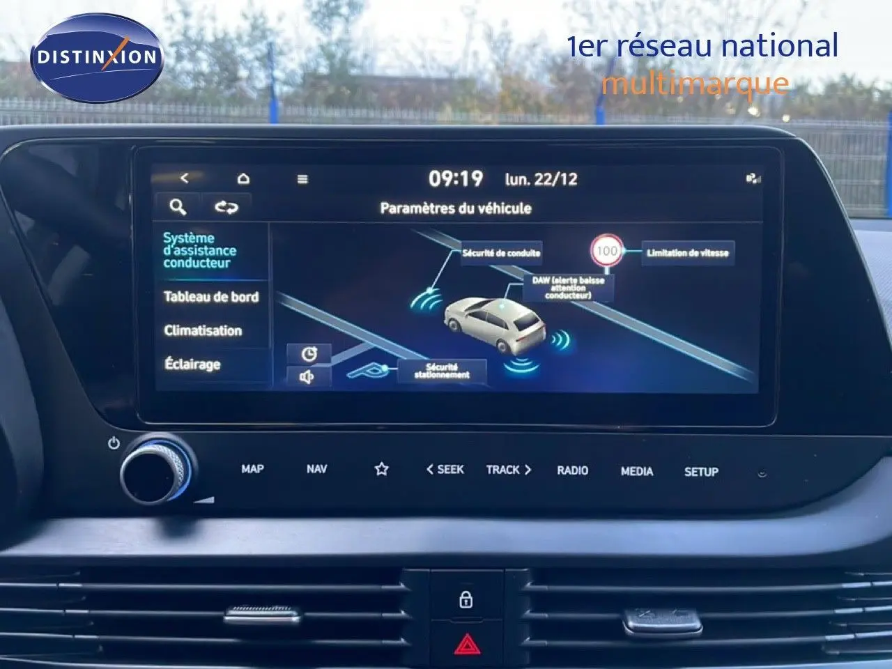 Vue intérieure centrée sur l'écran tactile du tableau de bord de la Hyundai i20 2025, affichant les paramètres d'assistance conducteur.