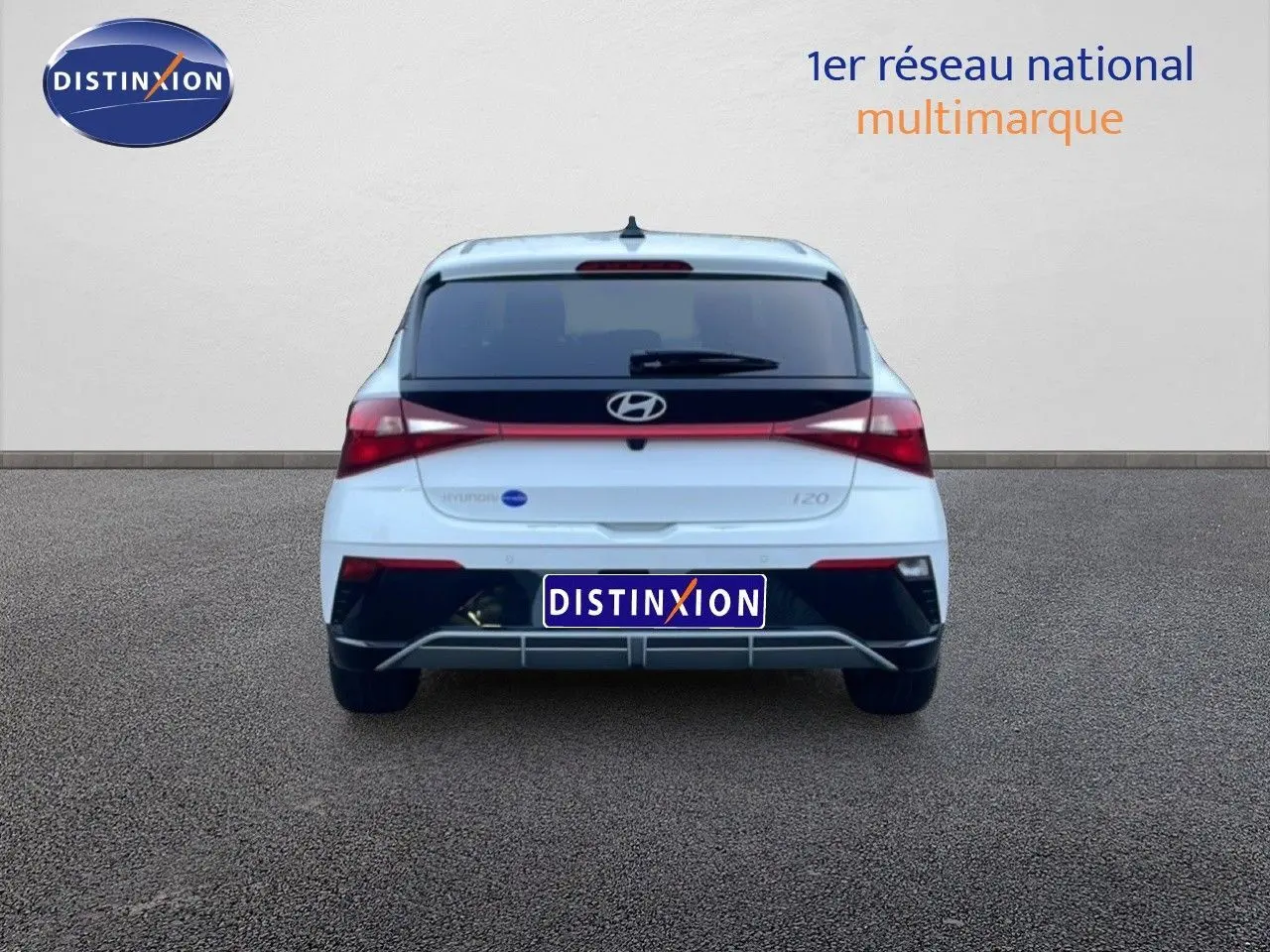 Vue arrière d'une Hyundai i20 blanche Atlas 2025 avec feux LED et logo Hyundai bien visibles.